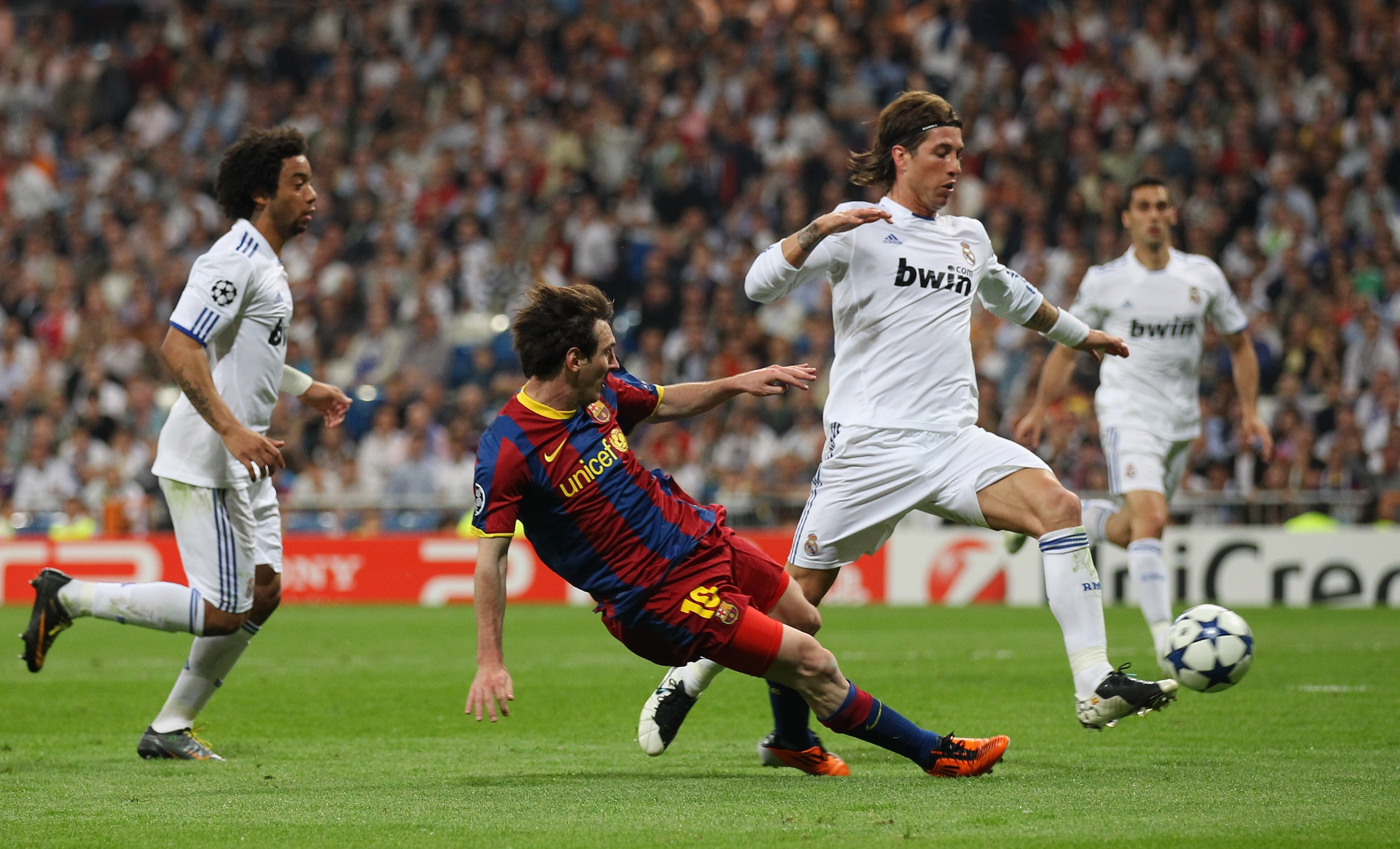 Messi dribbelte zuletzt die Verteidiger von Real Madrid, bevor er in die Ecke schoss