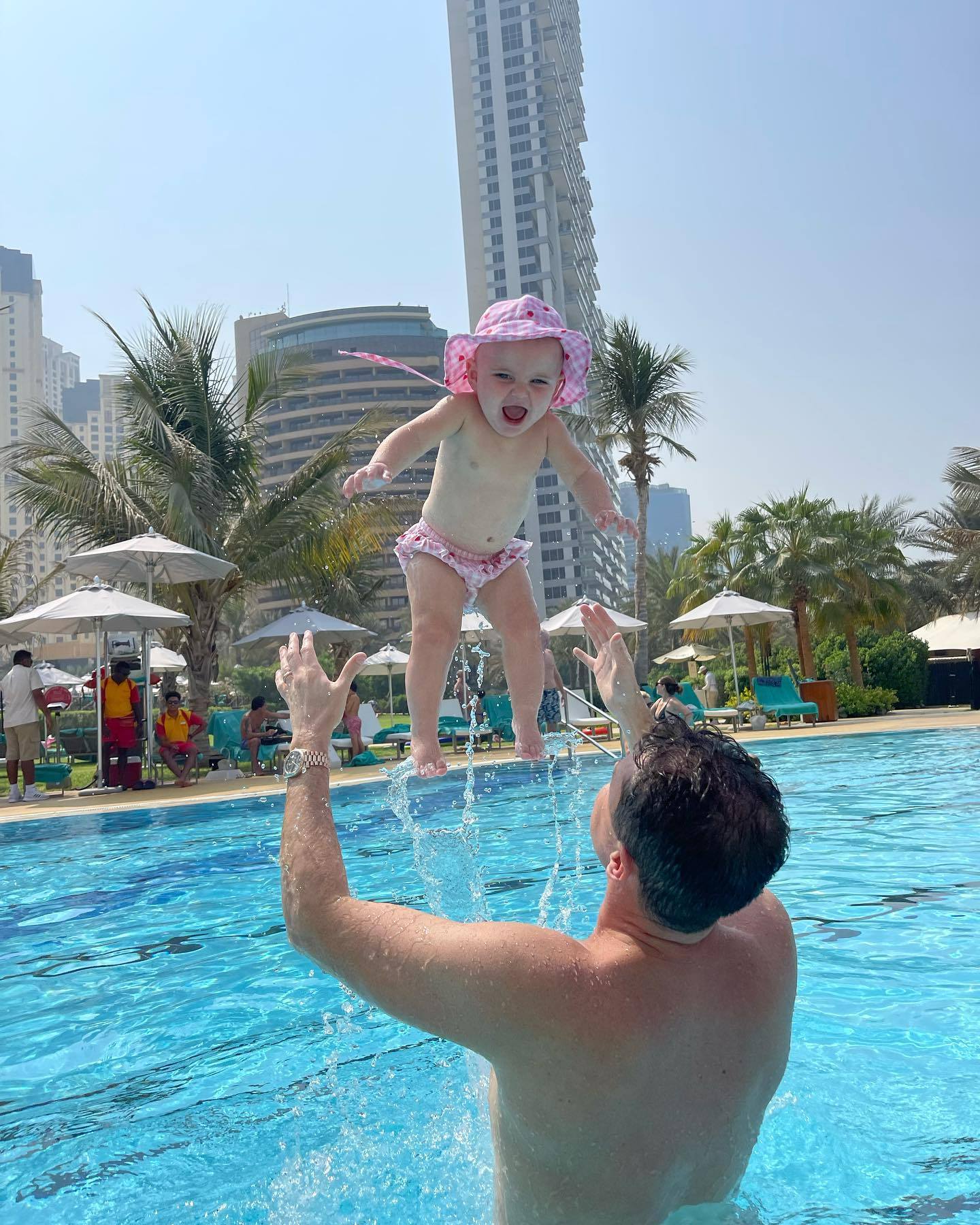 Greg spielte mit ihrer 10 Monate alten Tochter Margot im Pool
