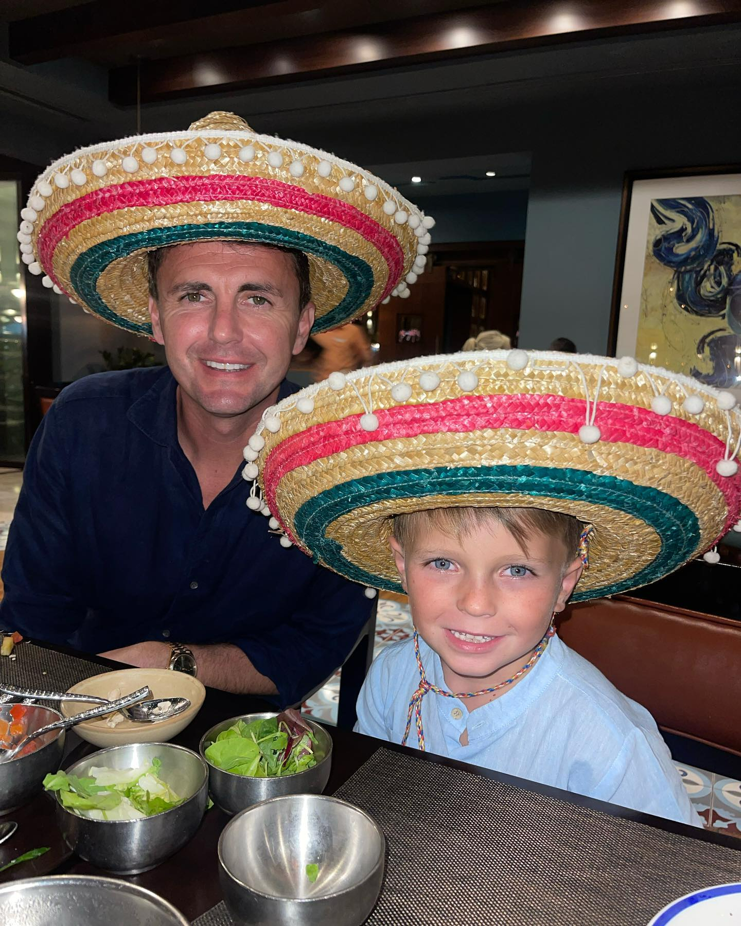 Die Familie gönnte sich eine Fiesta im mexikanischen Stil, während sie Sombrero-Hüte aufsetzte