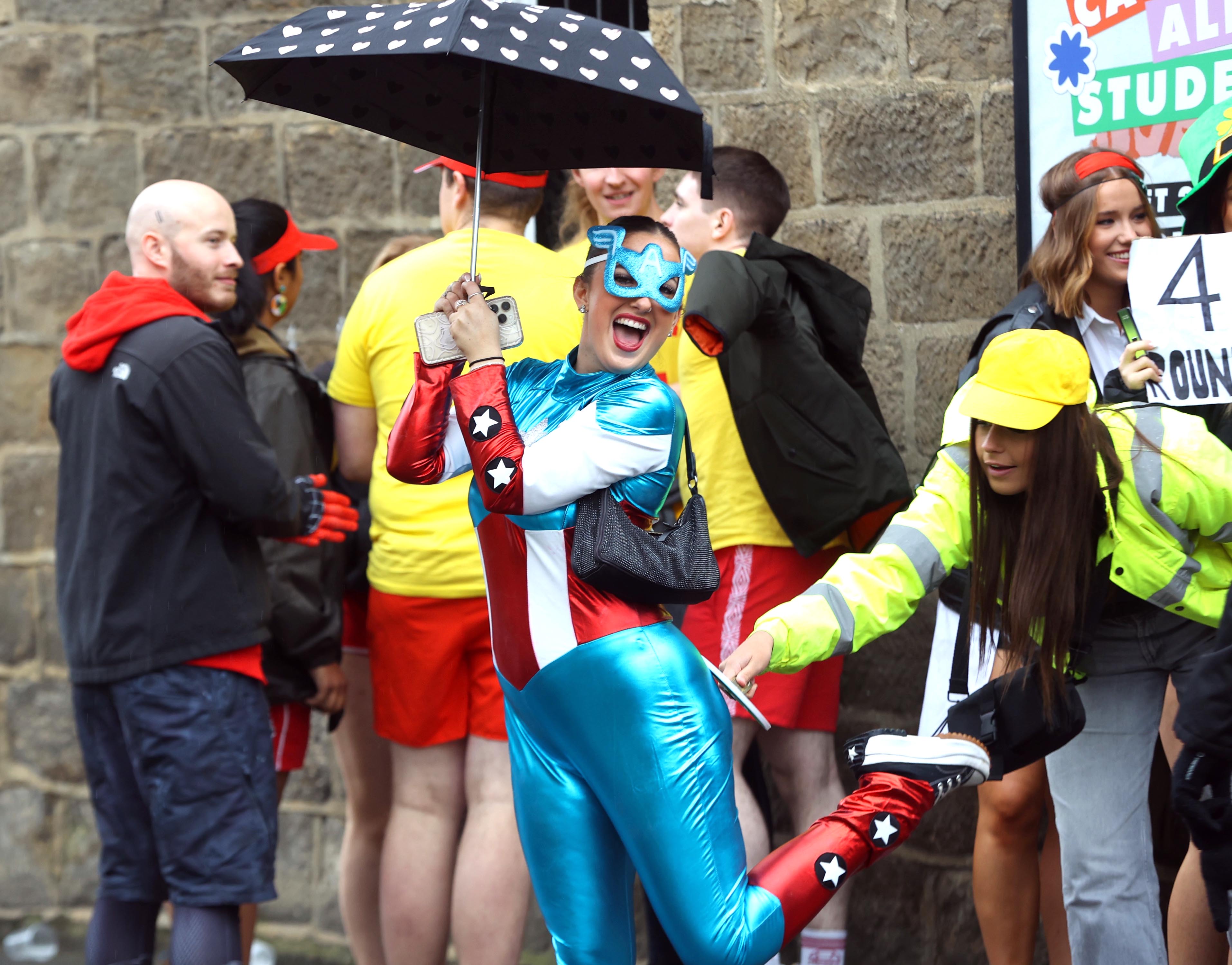Der Regen trübte die Stimmung eines Mädchens nicht – als sie in Leeds ihr Superhelden-Outfit vorführte
