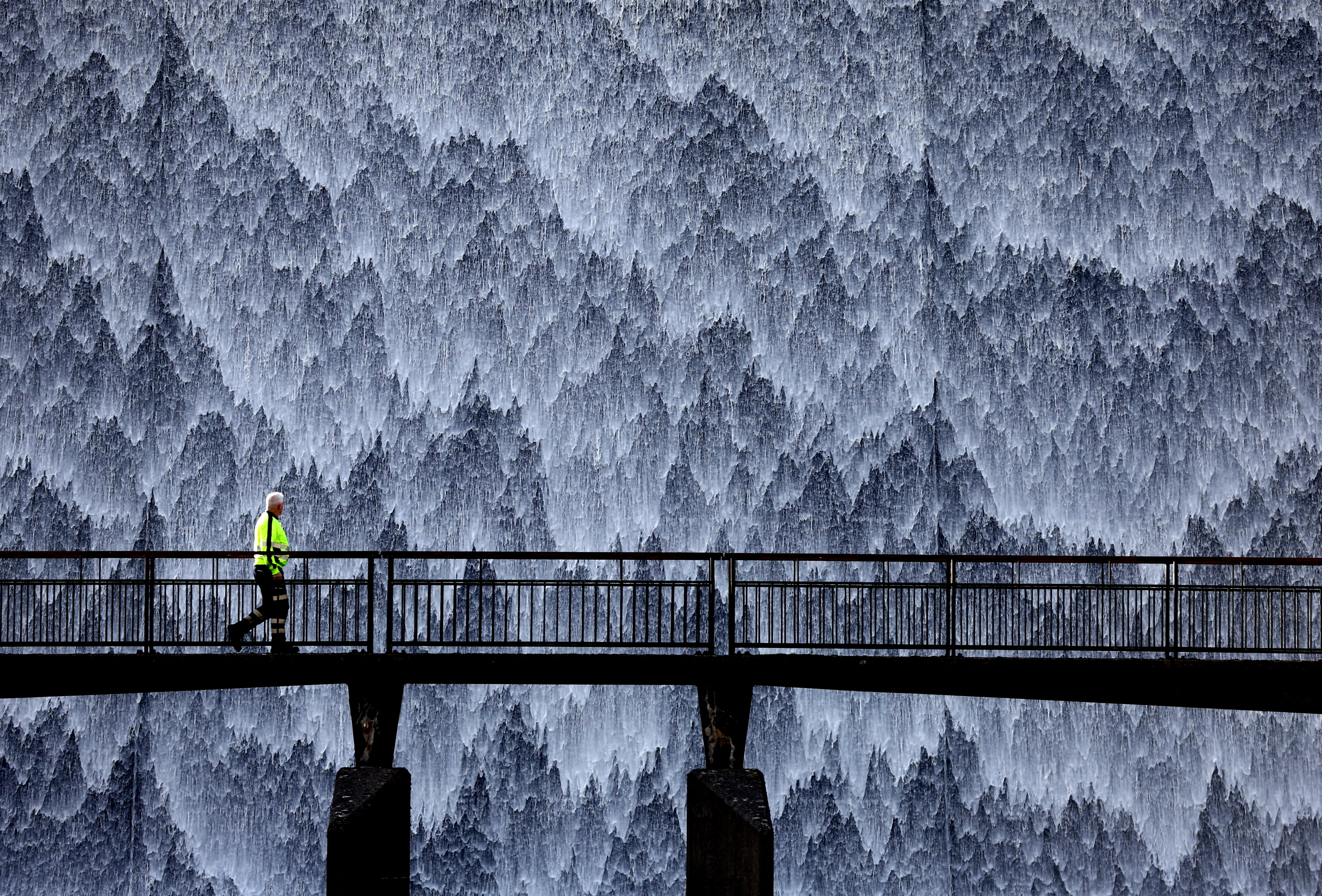 Ein Wartungsarbeiter überquert die Brücke am Wet Sleddale Reservoir in Penrith