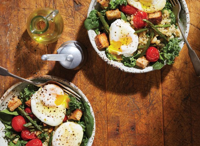 Roter und grüner Frühstückssalat in Schüsseln mit Eiern und Öl