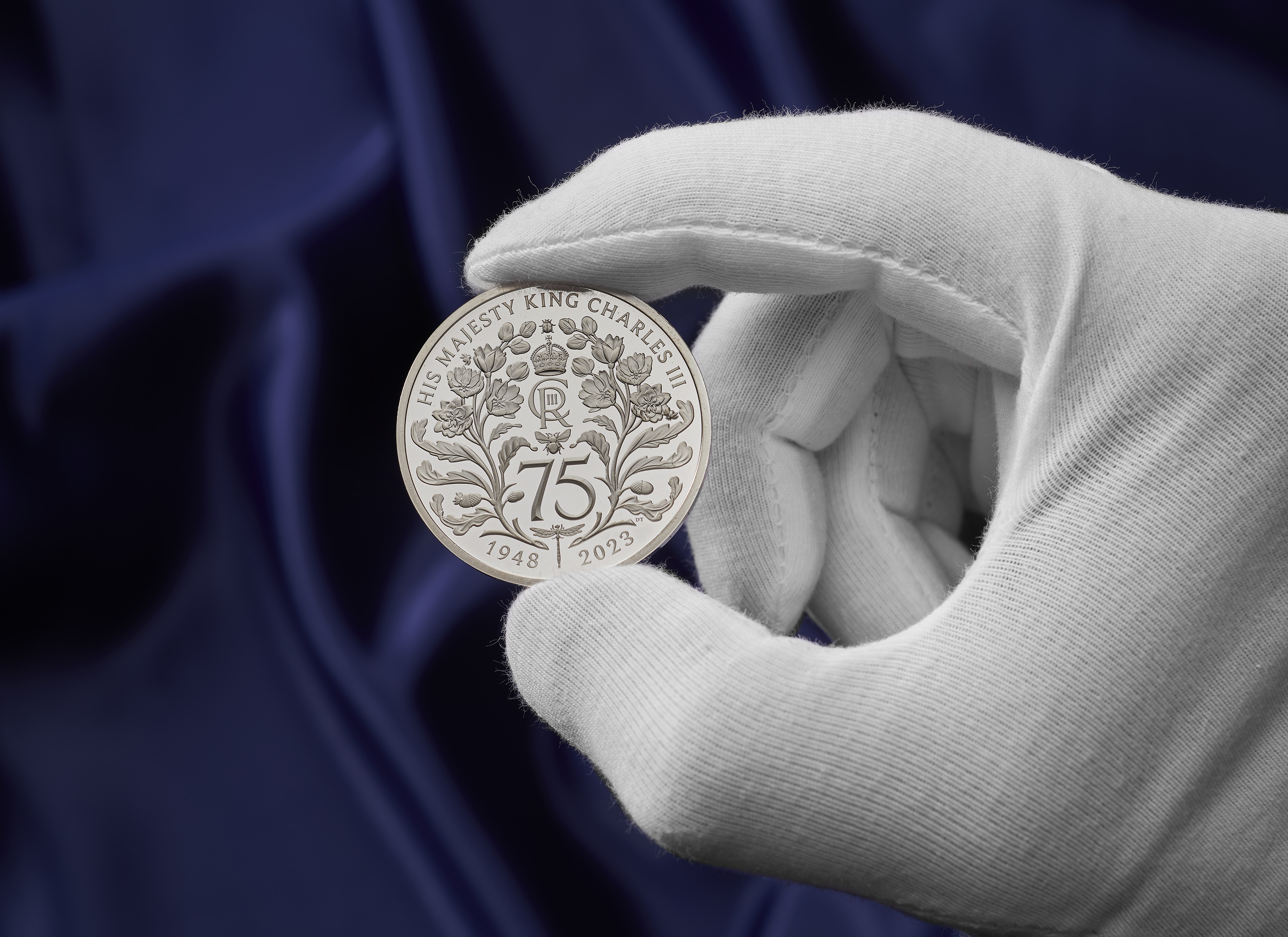 Die Münze wurde außerdem aus einer Mischung von Silber hergestellt, das aus industriellen und medizinischen Röntgenfilmen gewonnen wurde