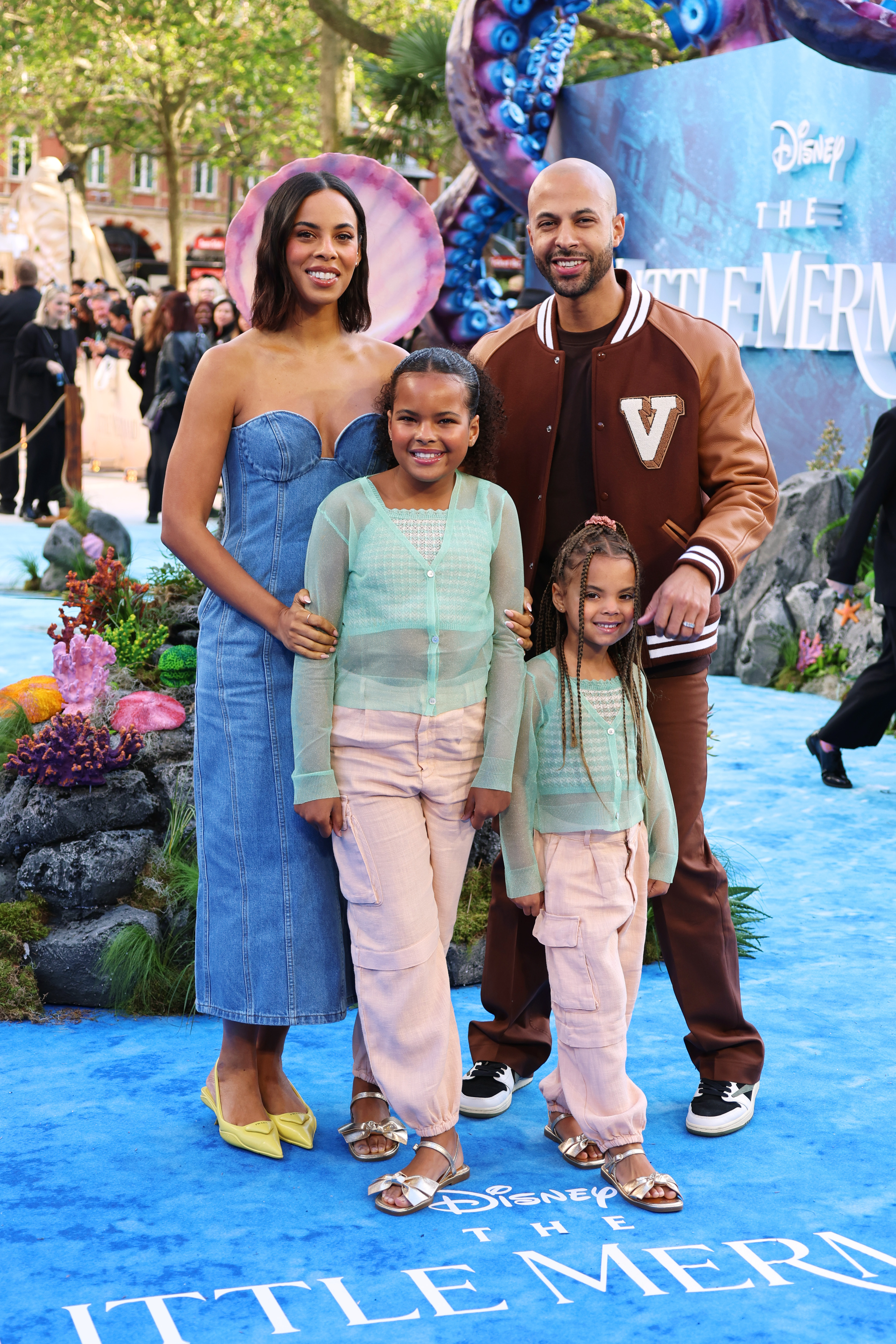 Die Mädchen besuchten mit ihren Eltern die Premiere von „Die kleine Meerjungfrau“.