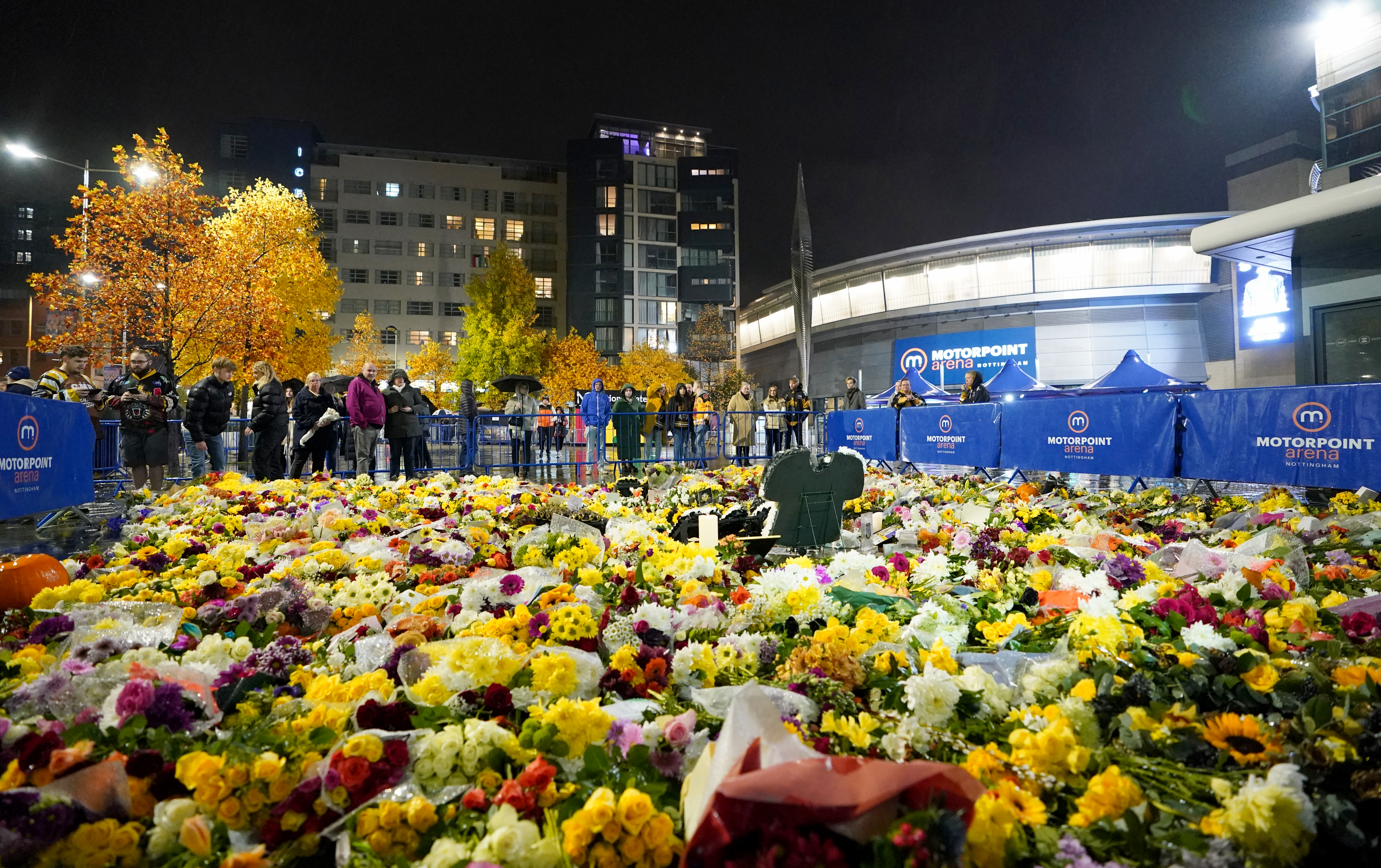 Fans schauen sich Blumengebete vor der Motorpoint Arena in Nottingham an