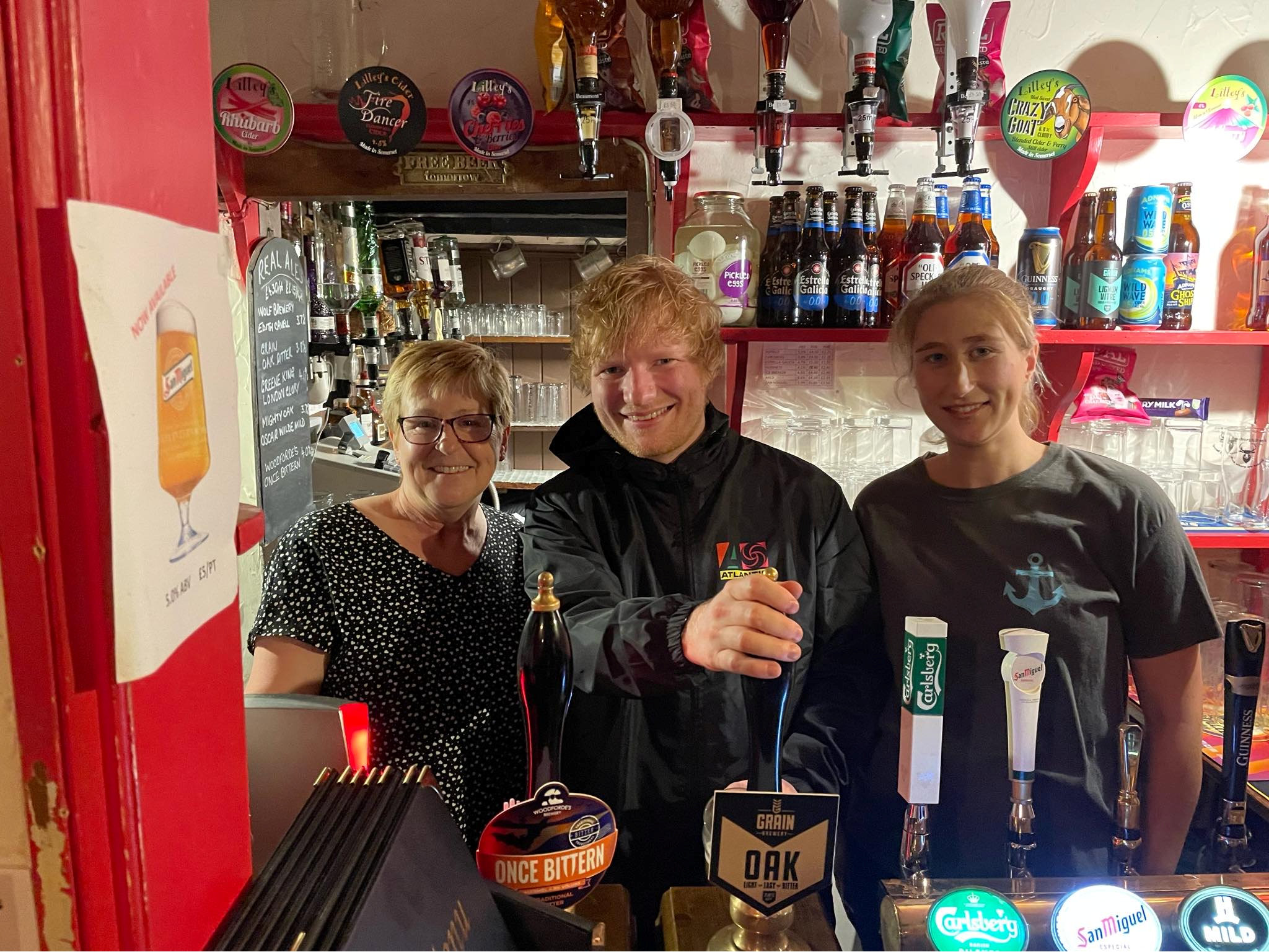 Ed posierte hinter der Bar mit dem Kneipenbesitzer Stell Cattermole (links)