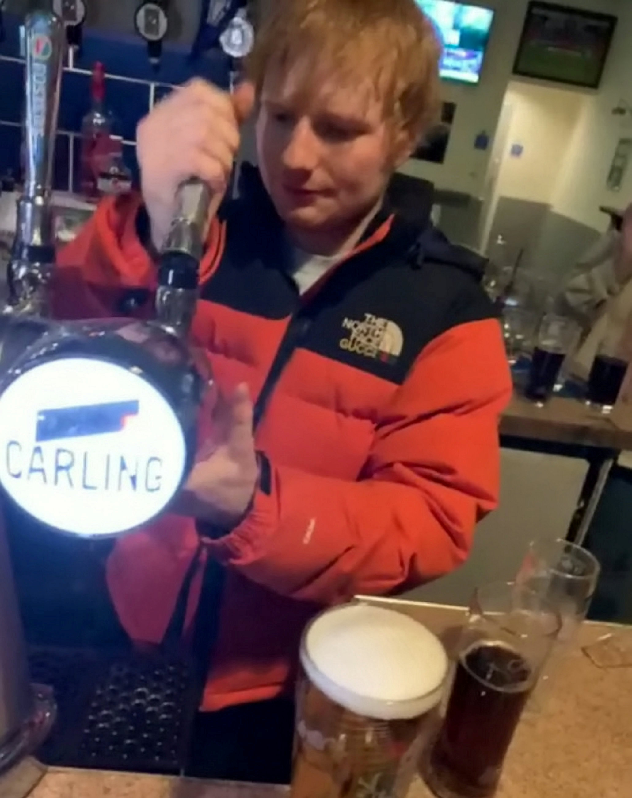Ed ging hinter die Bar und trank Bier