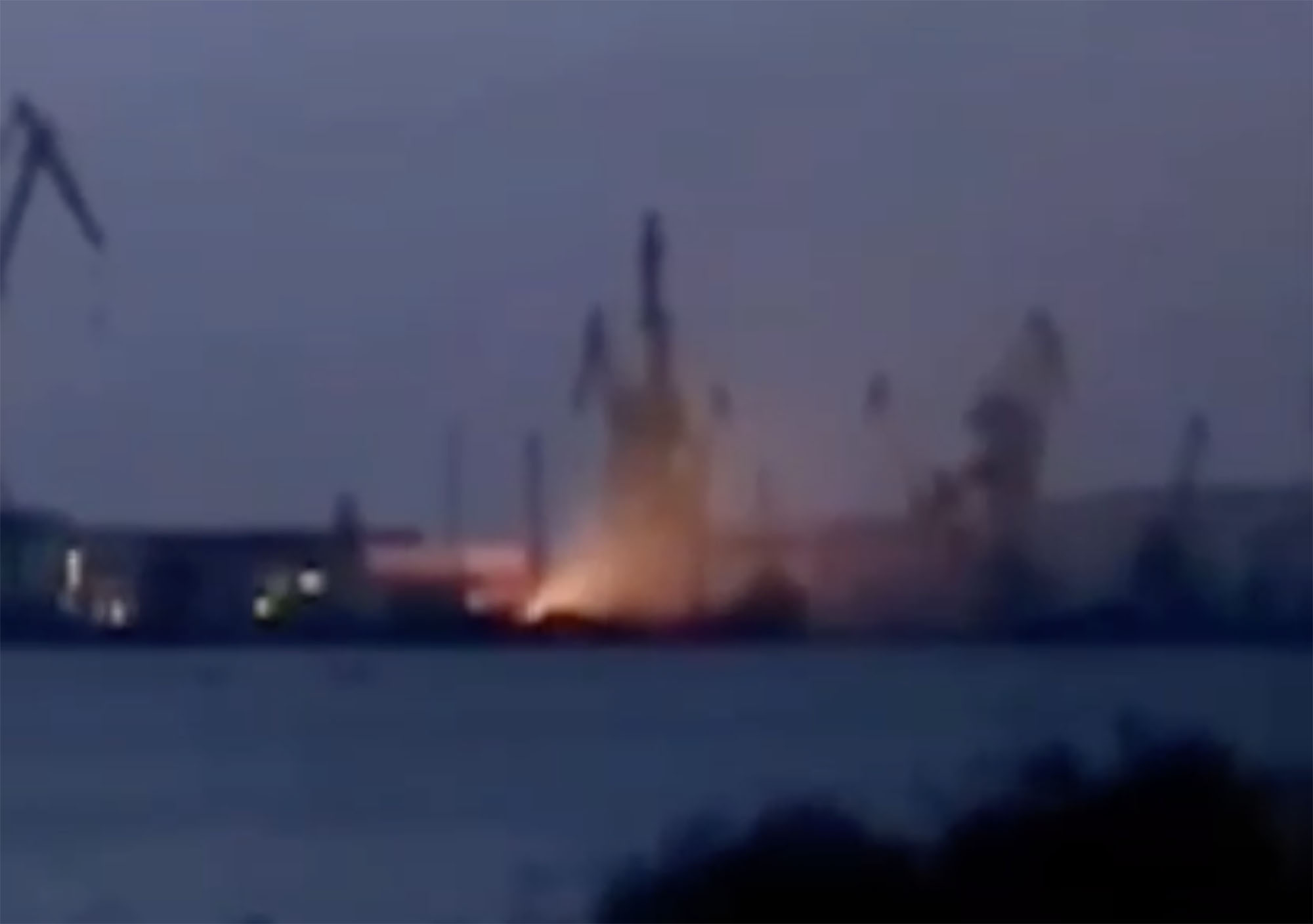 Es wird davon ausgegangen, dass die Explosion das Schiff außer Betrieb gesetzt hat