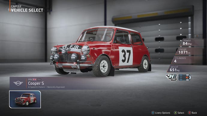 EA Sports WRC-Rezension 5: Eine Aufnahme eines knallroten Mini Cooper S in all seiner lebhaften Pracht in einer Garage.