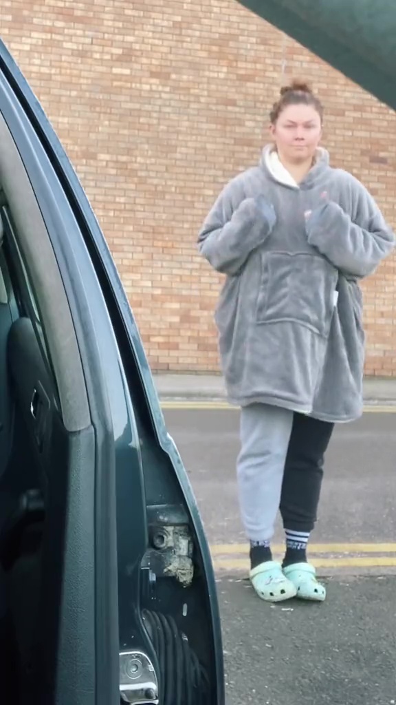Sie lief im oben genannten Outfit durch die Schule ihrer Tochter, obwohl sie nicht damit gerechnet hatte, ihr Auto verlassen zu müssen