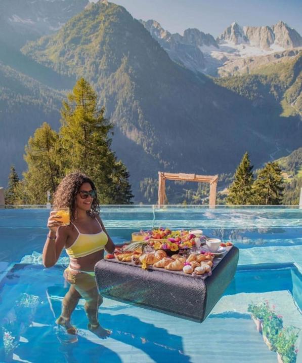 Das Frühstück kann auch auf einem schwimmenden Kissen im Infinity-Pool des Resorts eingenommen werden