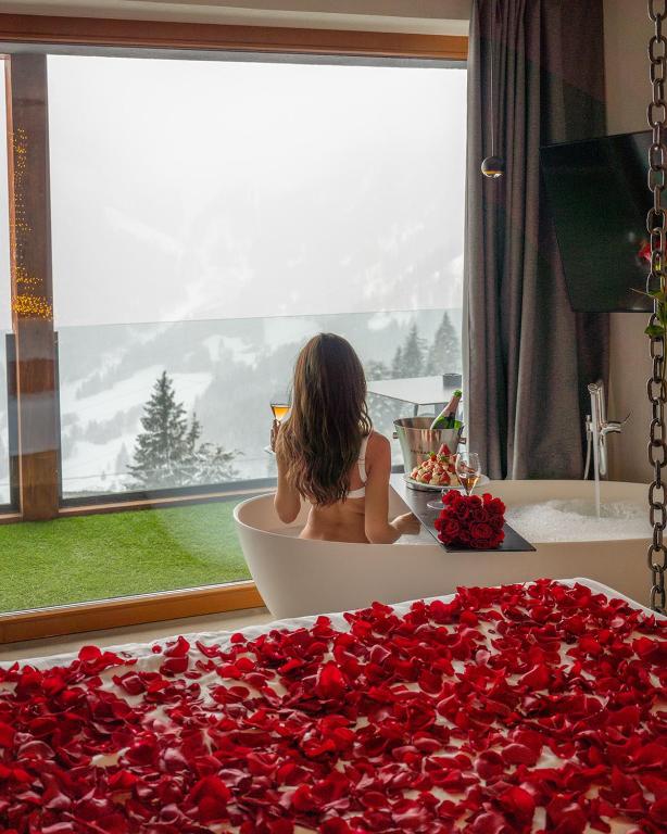 Einige der Zimmer verfügen über freistehende Badewannen mit Blick auf die Berge