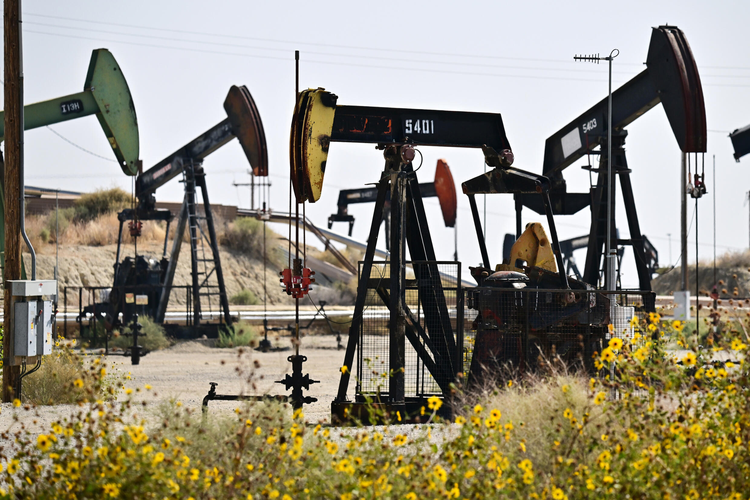 Pumpjacks auf Ölfeldern im Kern County, Kalifornien