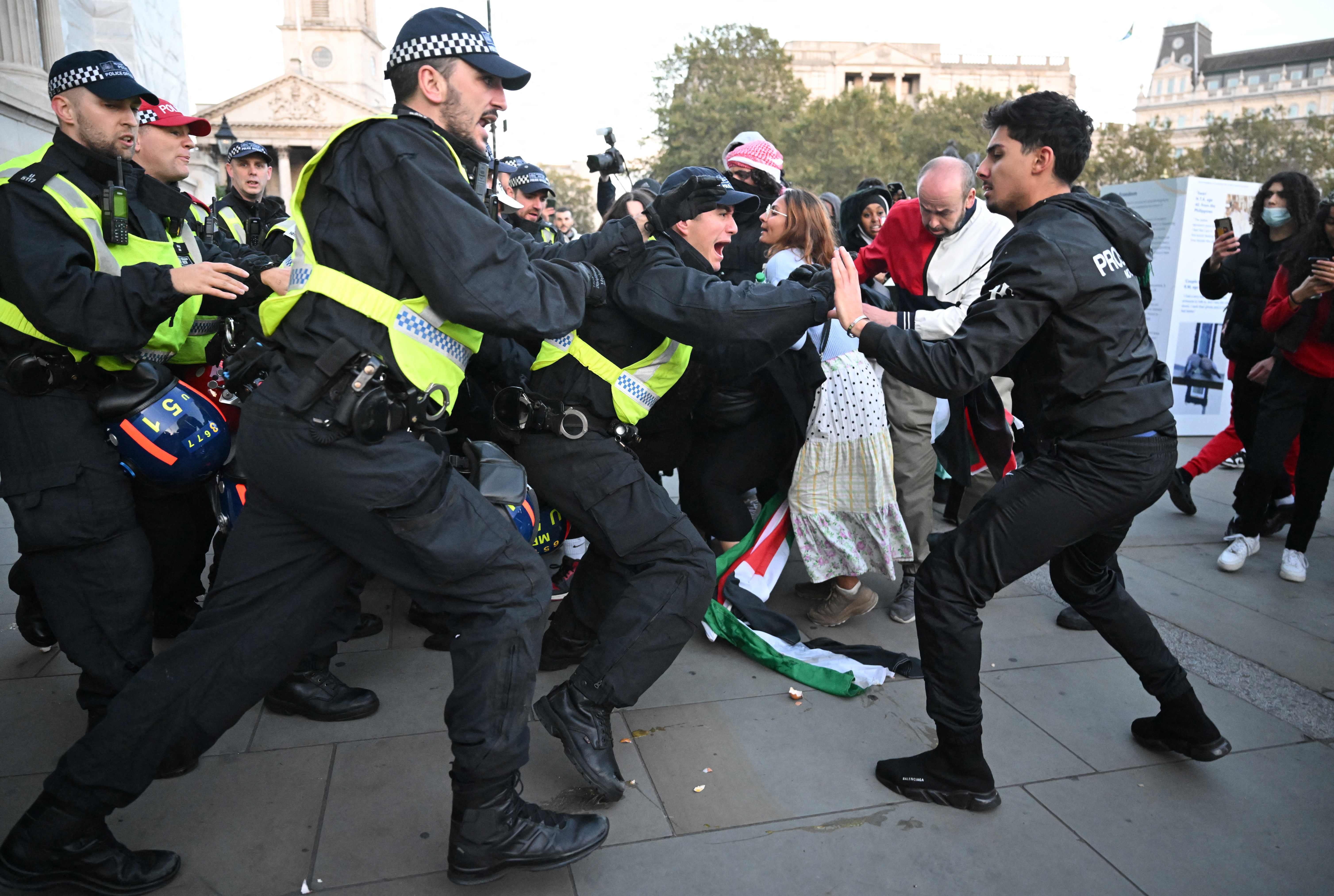 Die Met-Polizei steht unter Druck, an diesem Wochenende angesichts der wachsenden Spannungen pro-palästinensische Proteste in London abzusagen