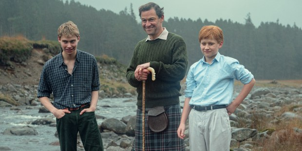 Prinz William (Rufus Kampa), Prinz Charles (Dominic West) und Prinz Harry (Fflyn Edwards) vor der Veröffentlichung der sechsten Staffel von The Crown