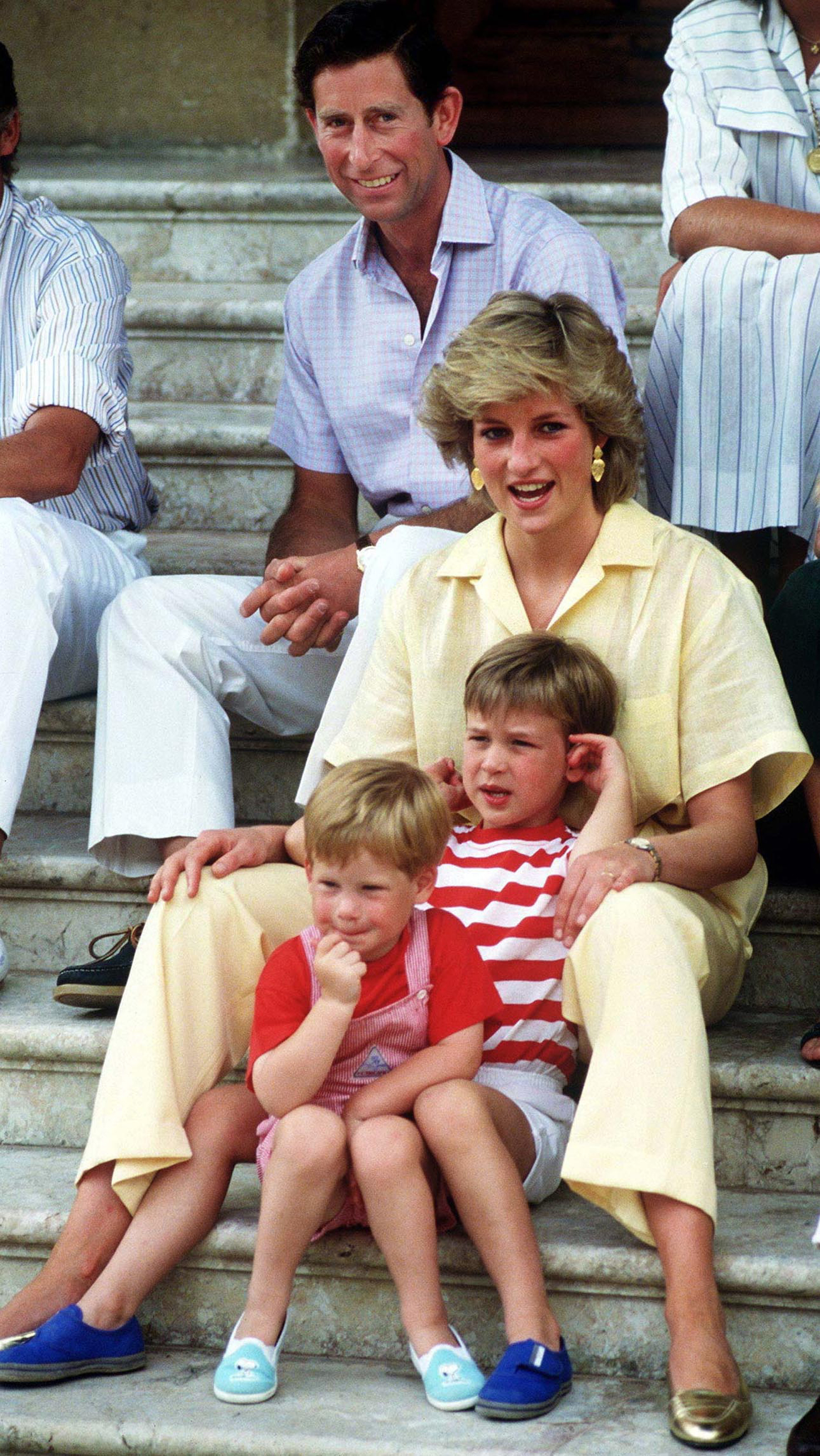 Prinzessin Diana mit Prinz William und Prinz Harry im Urlaub 1987