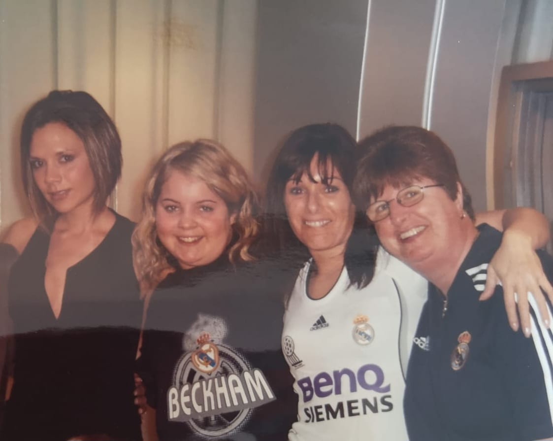 Der Teenager traf auch Victoria Beckham mit ihrer Mutter Karen Sims (Zweite von links) und When You Wish Upon A Star-Gründerin Barbara White (rechts).