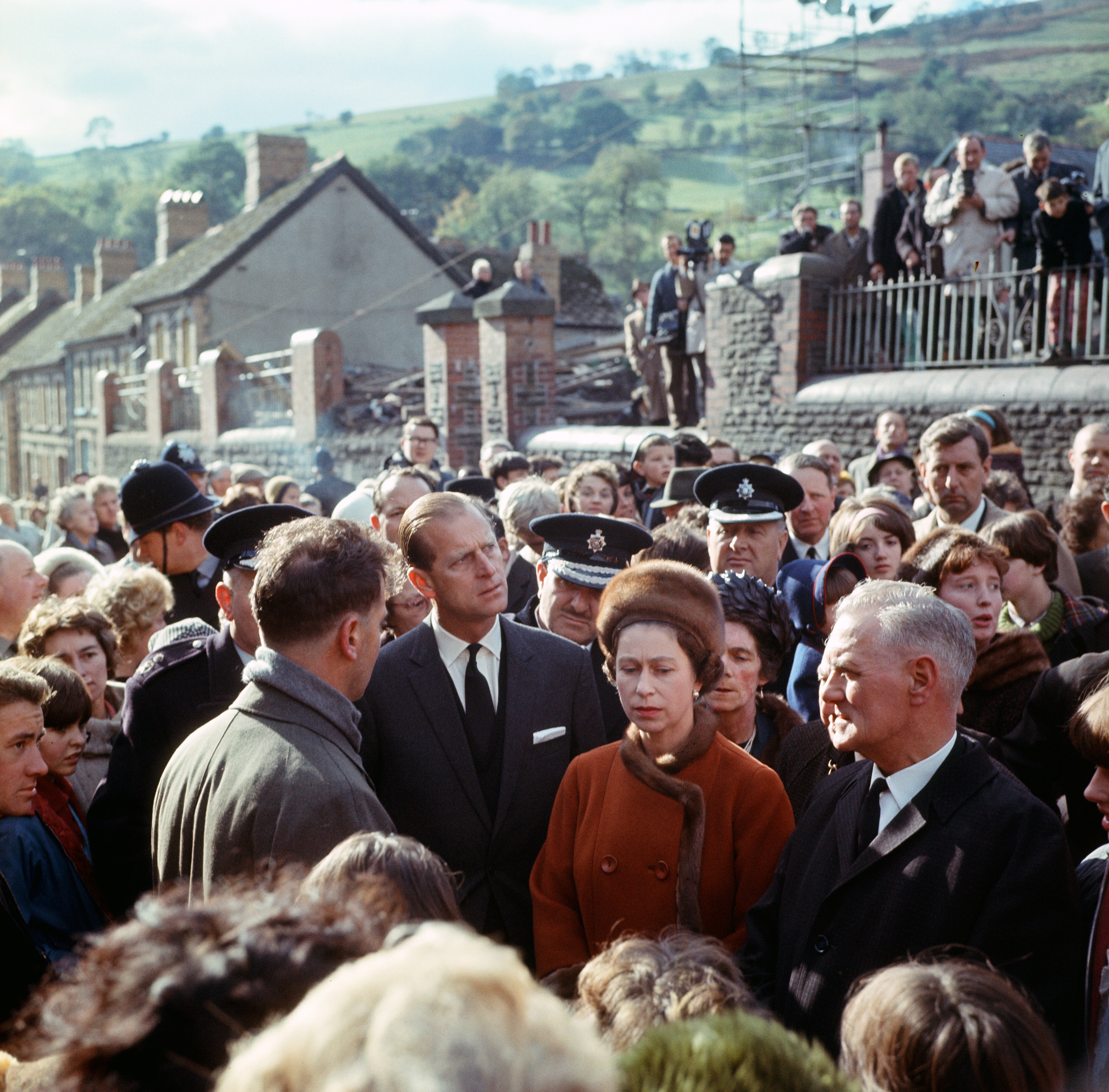 Die Behauptung der Serie, die Königin wolle nicht in das walisische Dorf Aberfan, wo die örtliche Schule im Jahr 1966 von Minenabfällen überschwemmt wurde und 116 Kinder und 28 Erwachsene starben, war reine Fiktion