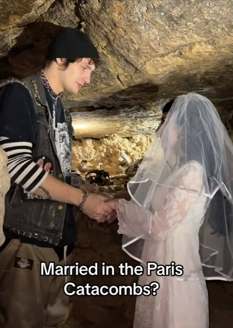 Sie heiratete ihren Freund in den Katakomben von Paris, umgeben von Skeletten, und zog ihr Kleid an, nachdem sie dem Wasser getrotzt hatte