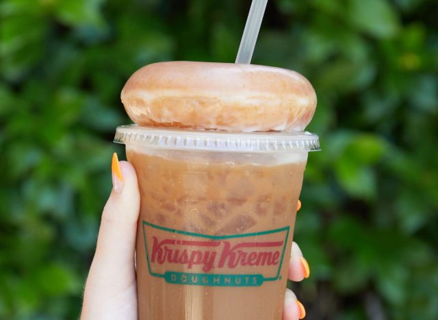 Krispy Kreme glasierter Donut und Eiskaffee