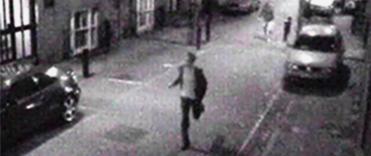 CCTV enthüllte später, wie Libertines-Sänger Pete Doherty, der damals mit Kate Moss zusammen war, Mark auf der Straße entdeckte, bevor er über seinen Körper sprang und mit anderen vom Tatort floh