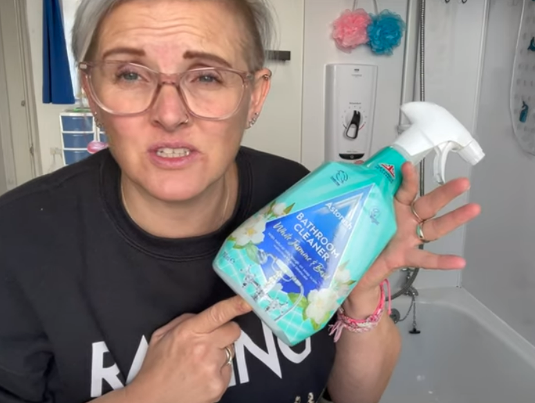 Zoe schwört auf ein 1-Pfund-Produkt, um ihr Badezimmer auf Hochglanz zu bringen