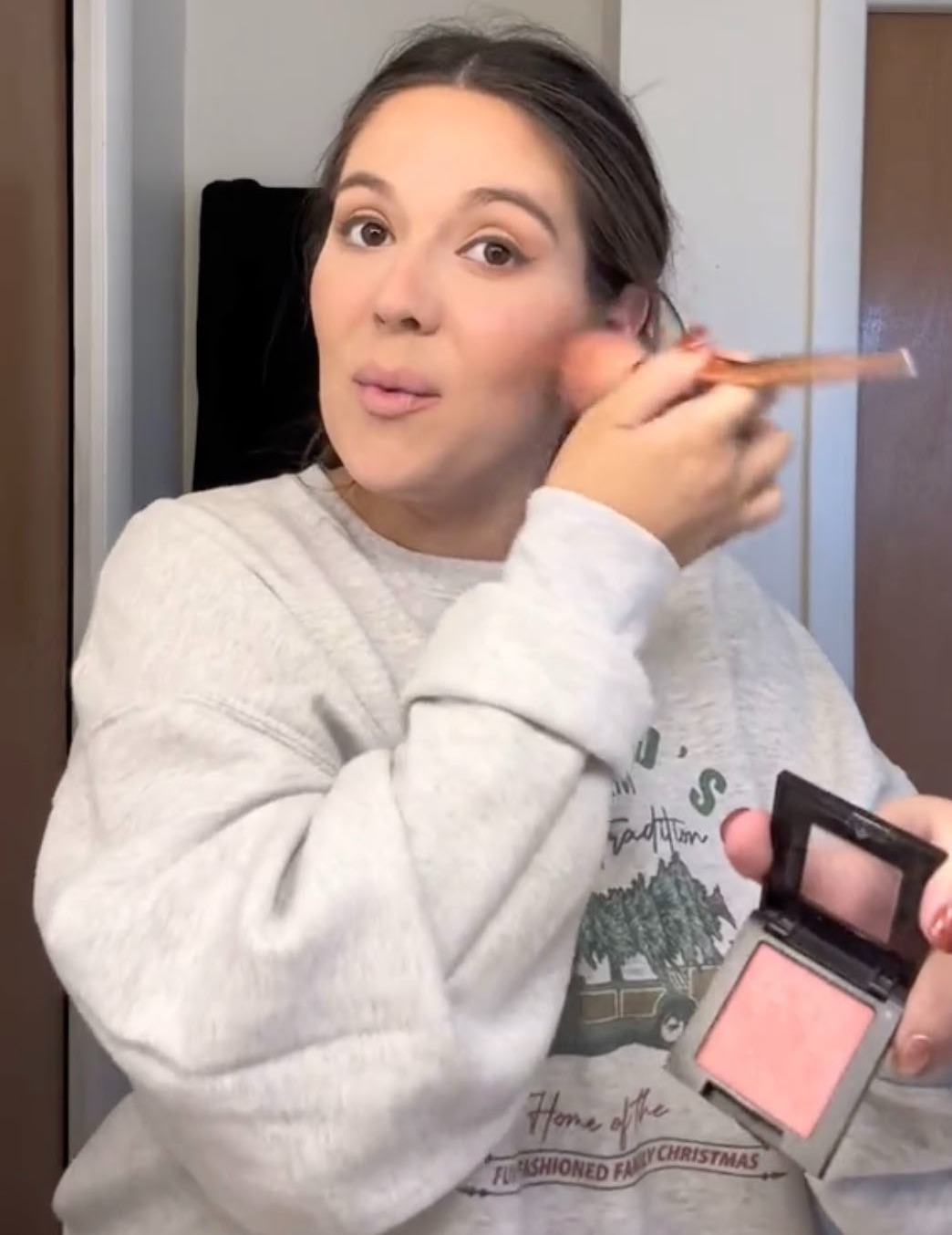Sie filmte sich dabei, wie sie ihr Make-up auftrug, während sie erzählte, wie sie eine Woche nach der Geburt den Namen ihres Babys änderte