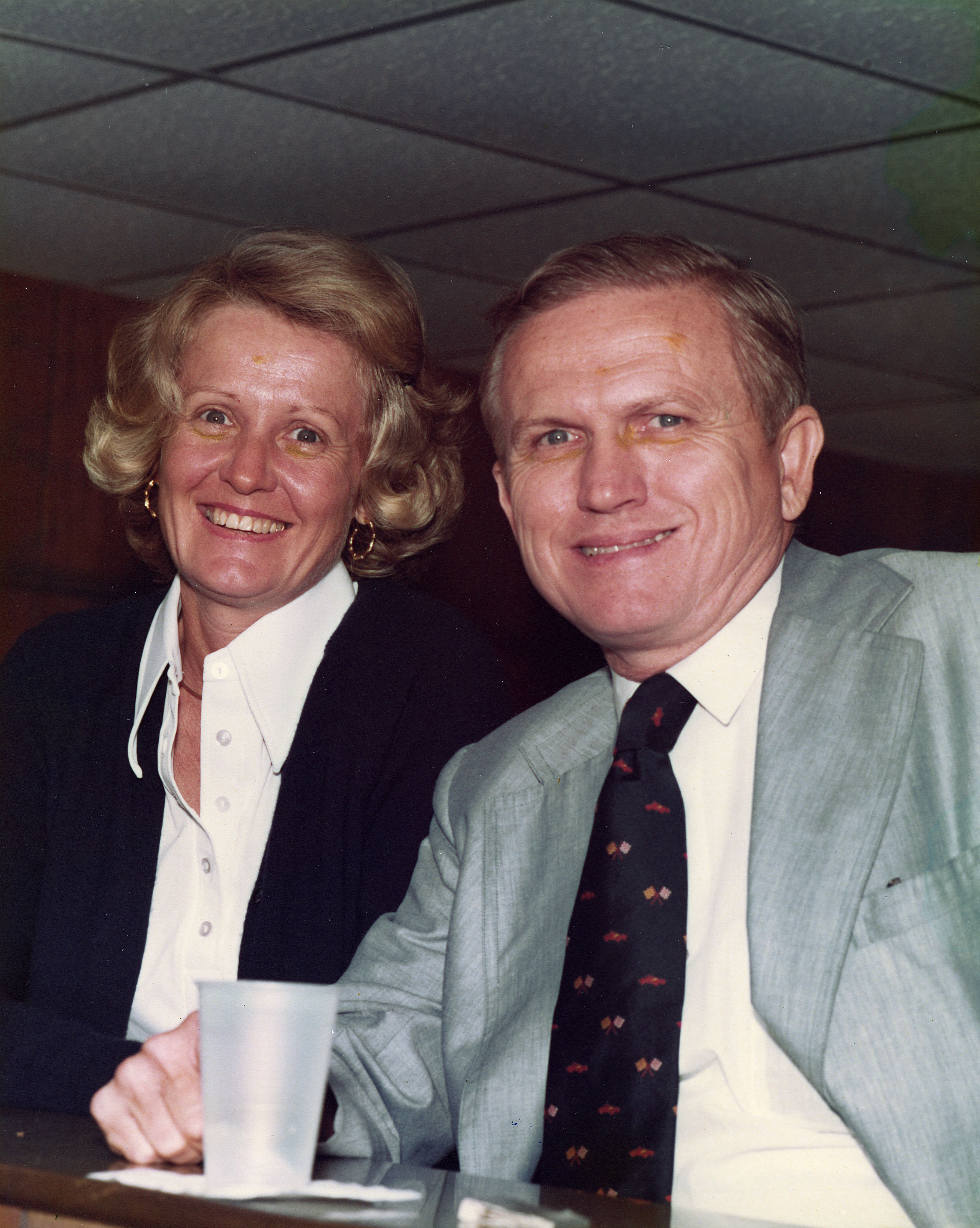 Borman ist mit seiner Frau Susan abgebildet, die er 1950 kurz nach seinem Eintritt in die Luftwaffe heiratete