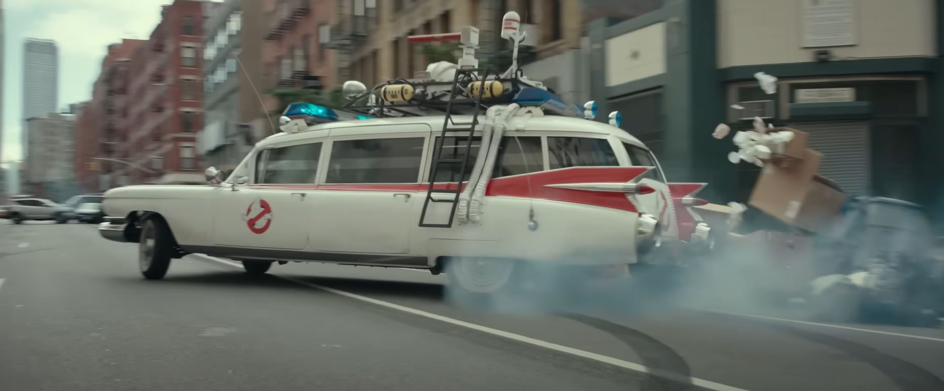 Die Ghostbusters begeben sich in ihr Ektomobil auf die Jagd nach lästigen Ghulen