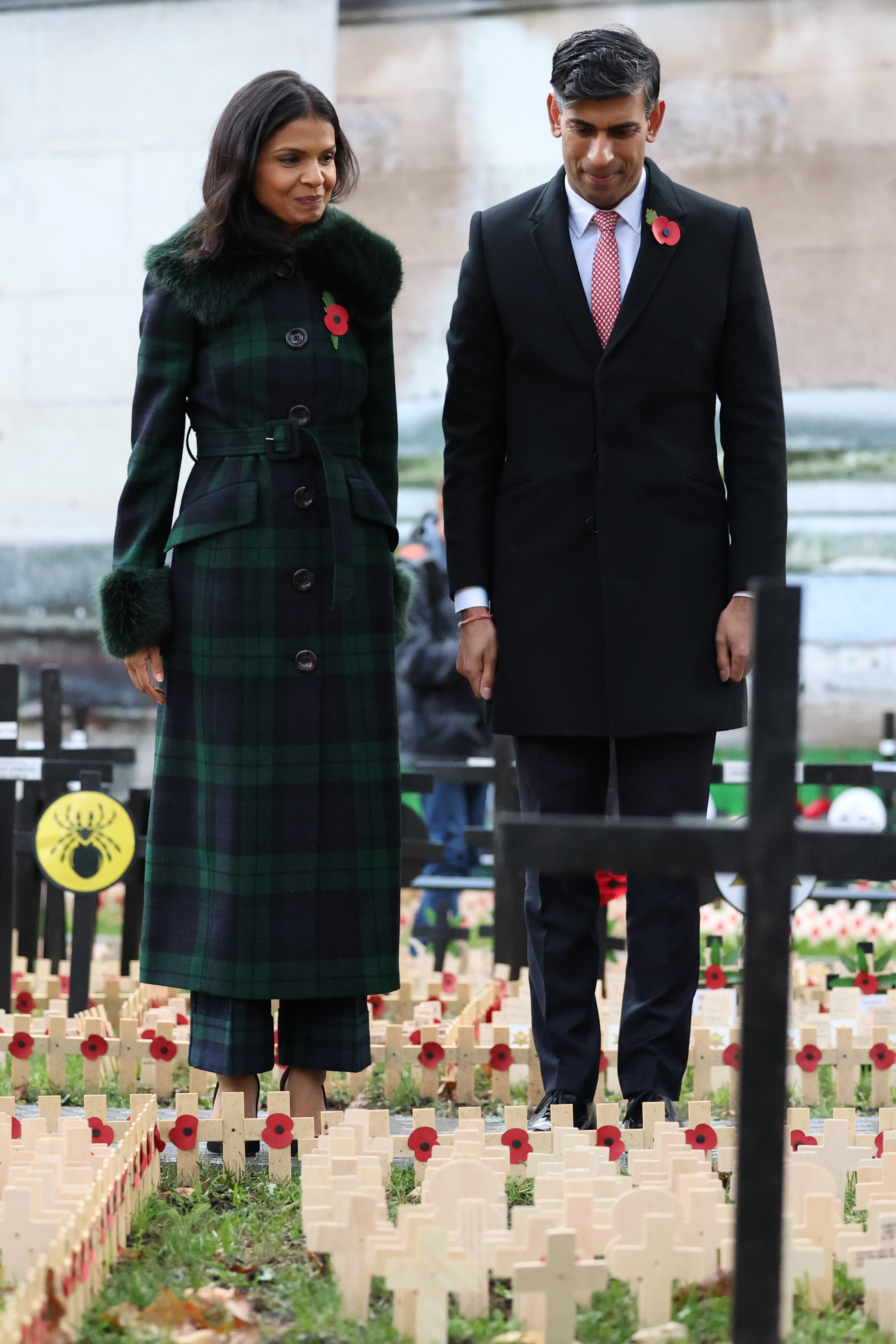 Rishi Sunak und seine Frau erweisen im Field of Remembrance in der Westminster Abbey ihre Ehrerbietung