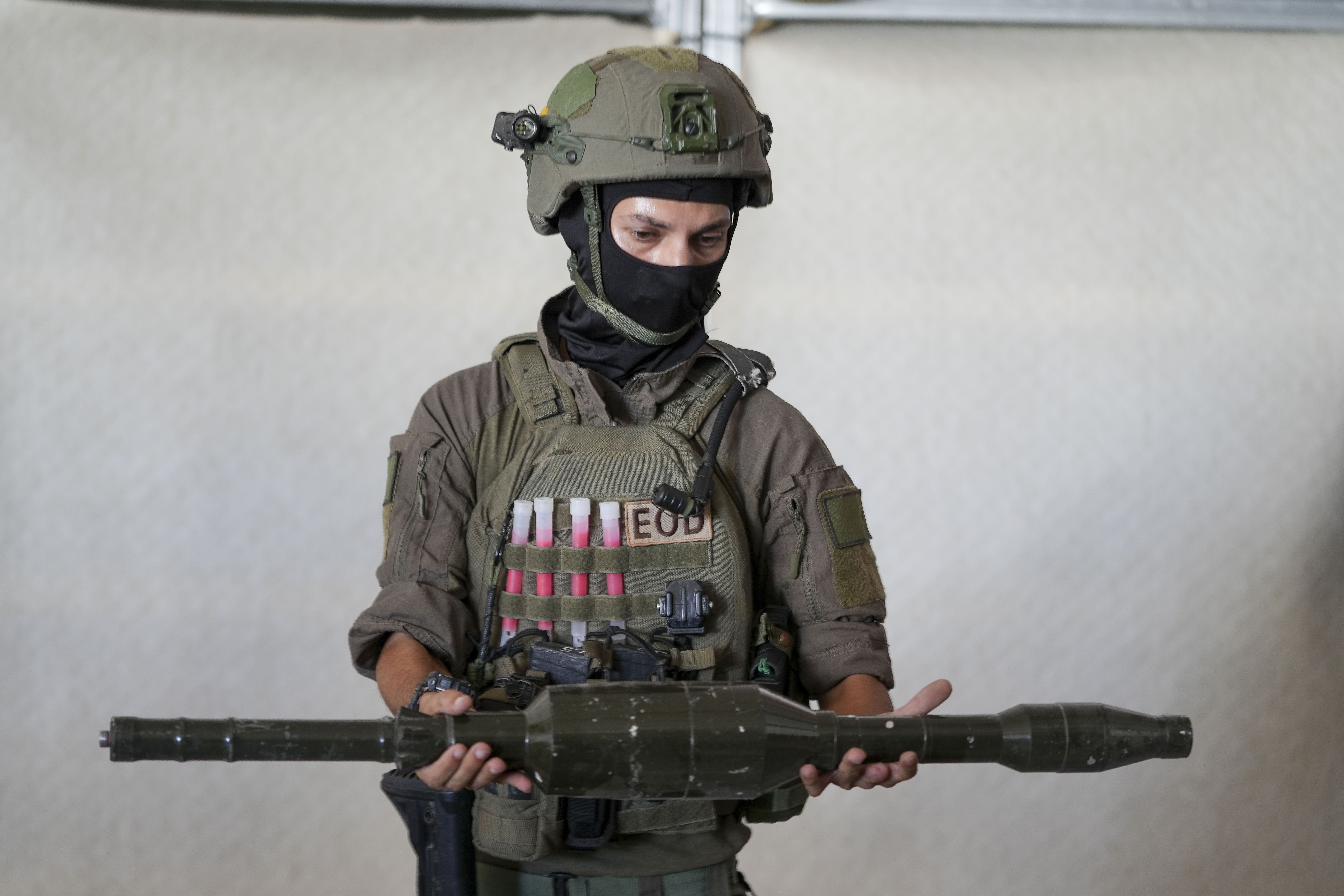 Der maskierte Beamte zeigt The Sun einen Teil des verheerenden Hamas-Einsatzes