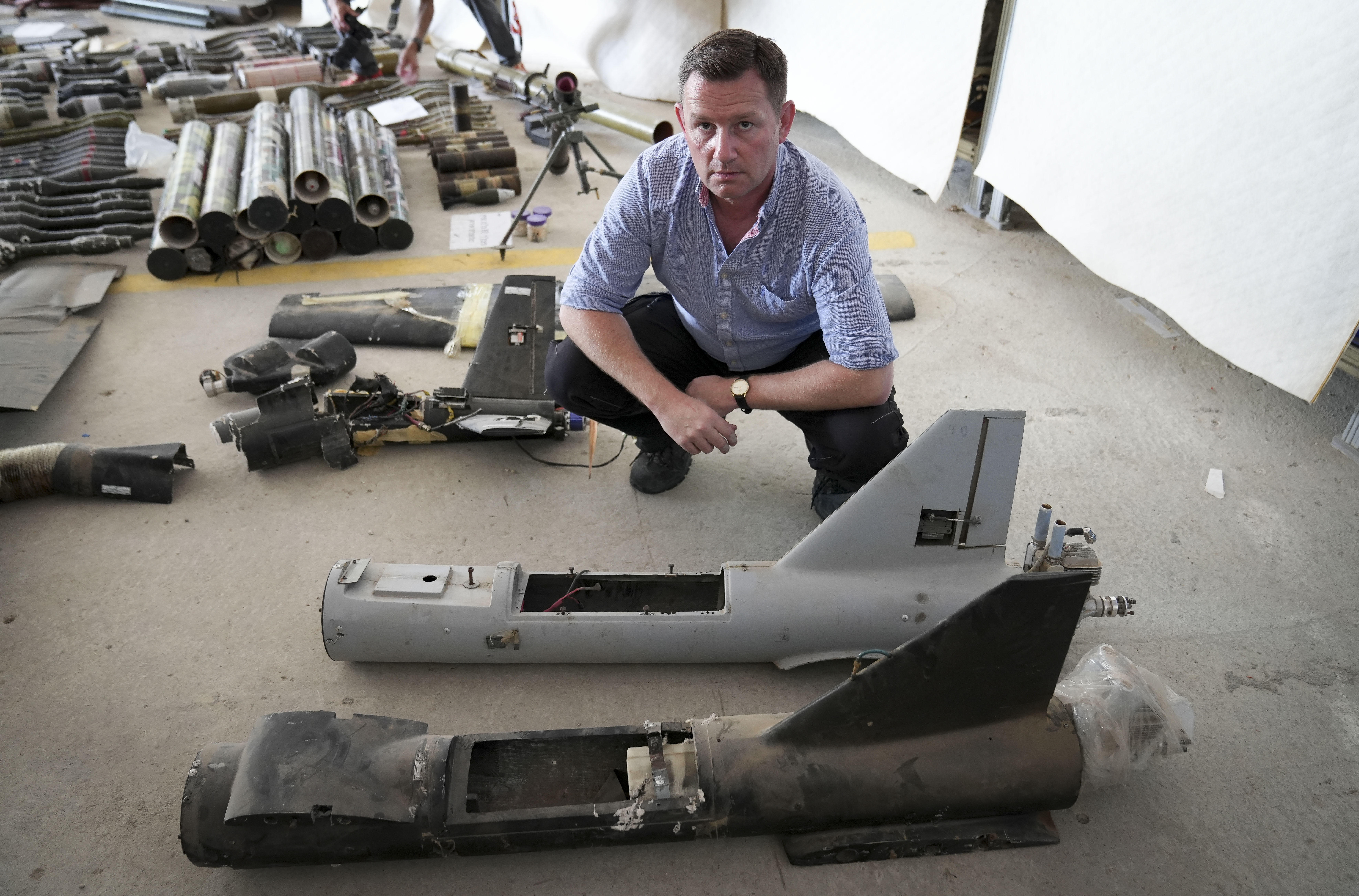 Sun Man Paul Sims inspiziert das Waffenarsenal, einschließlich dieser tödlichen Drohnen