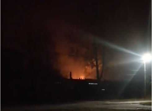 Aufnahmen zeigten, wie das riesige Feuer kilometerweit entfernt brannte