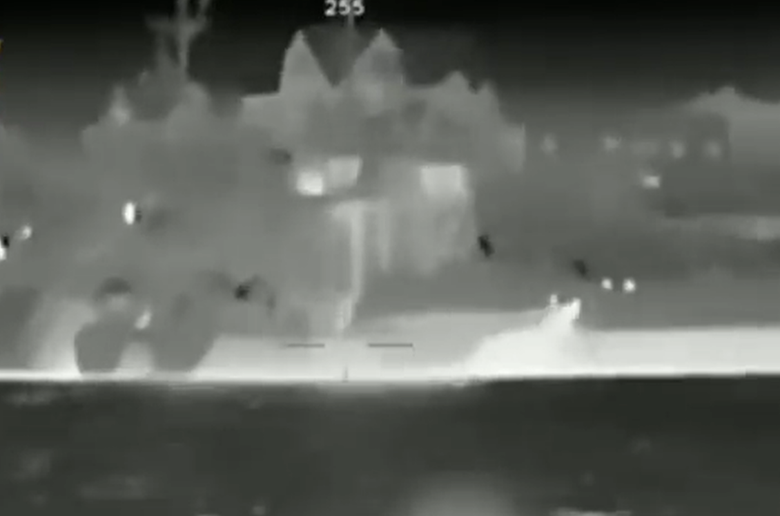 Am Freitag veröffentlichte Aufnahmen zeigten, wie „ukrainische Kamikaze-Drohnen“ zwei Boote der russischen Marine trafen