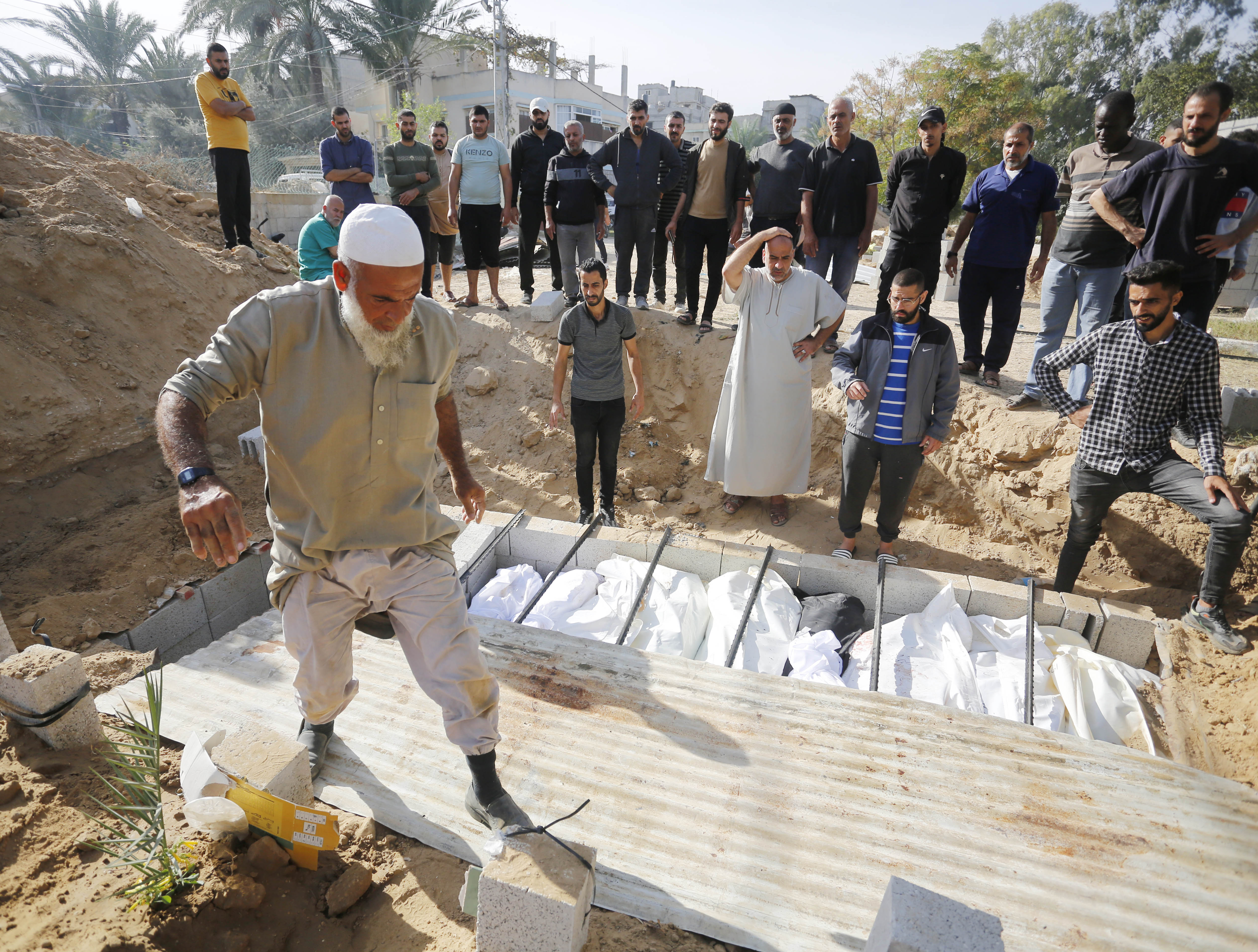 Im Gazastreifen wird ein Massengrab für Opfer israelischer Luftangriffe errichtet