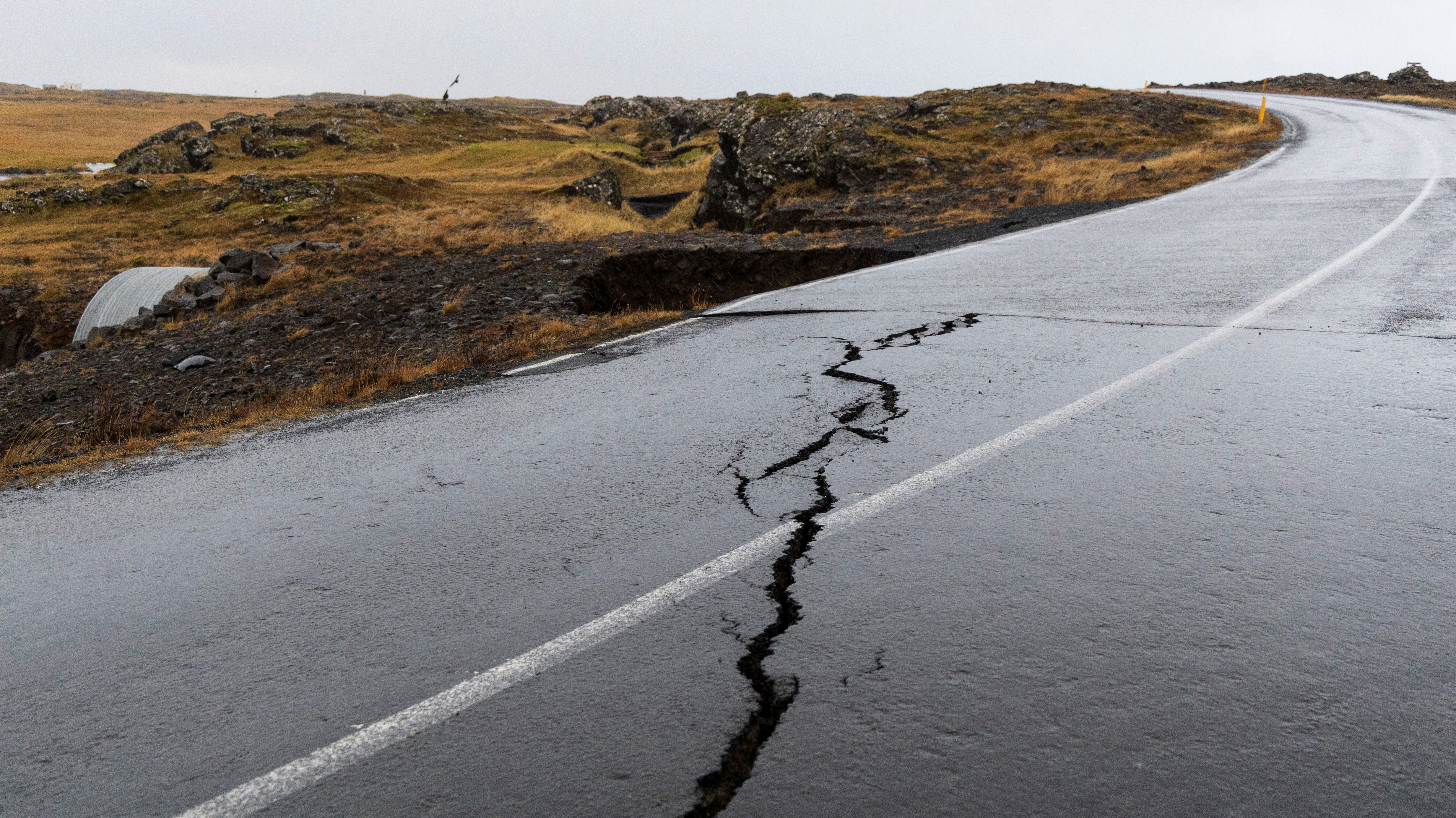 Aufgrund vulkanischer Aktivität in der Nähe eines Golfplatzes in der Stadt Grindavik sind bereits Risse auf Straßen aufgetreten