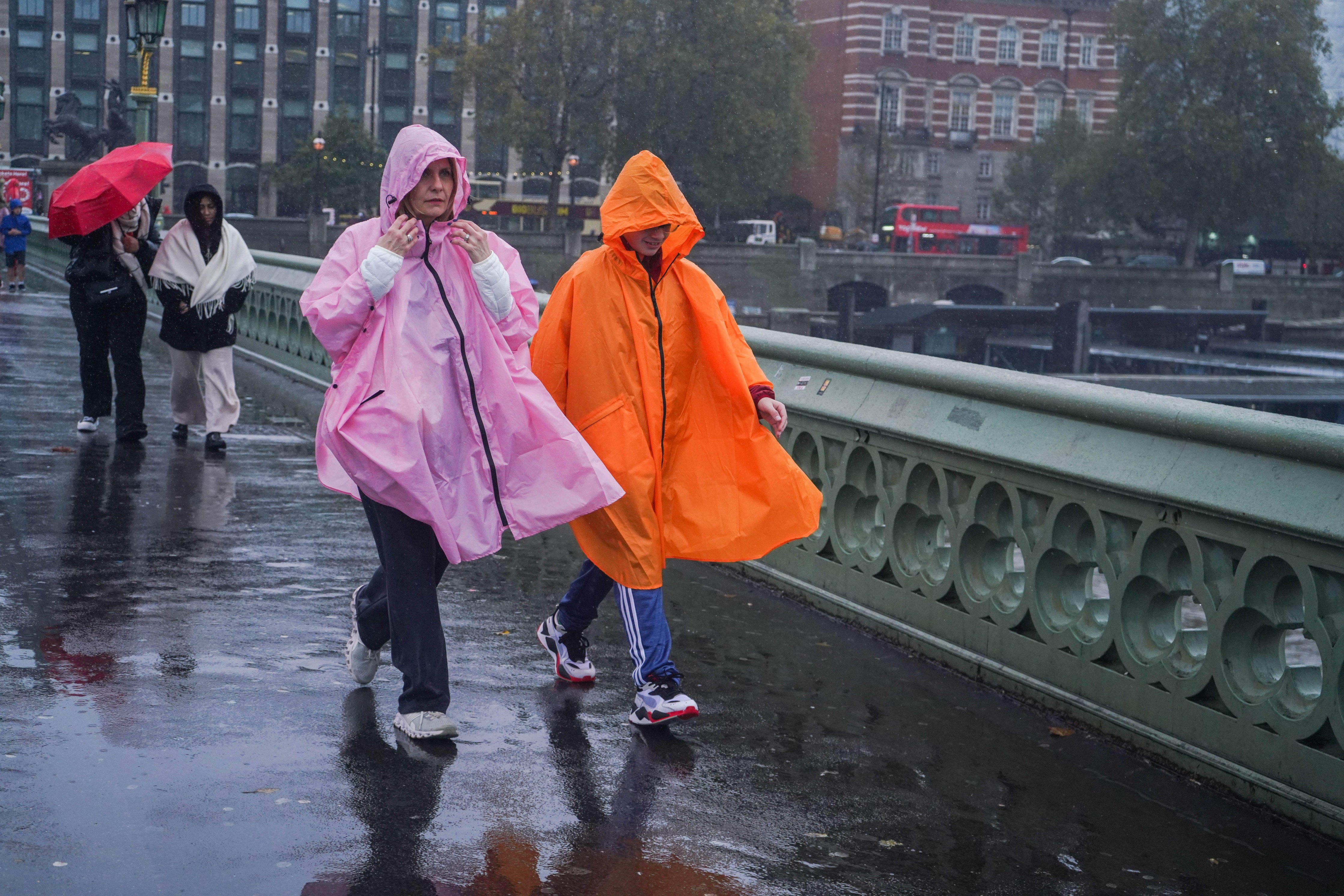 Meteorologen des Met Office haben einen nassen und miserablen Montag vorhergesagt, da sich eine große Regenwolke über das Vereinigte Königreich bewegt