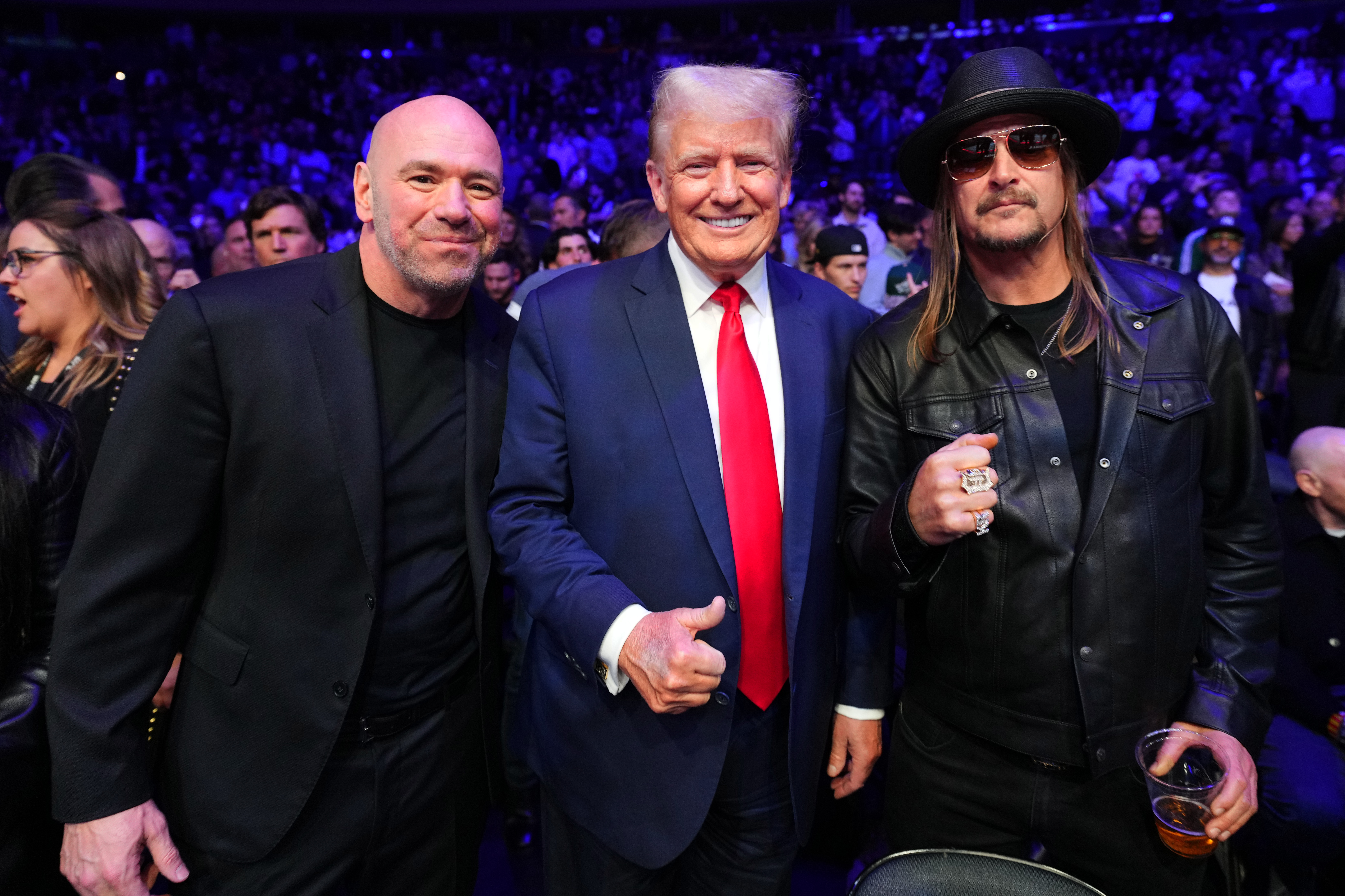 Trump stand eng mit UFC-Präsidentin Dana White und Kid Rock zusammen