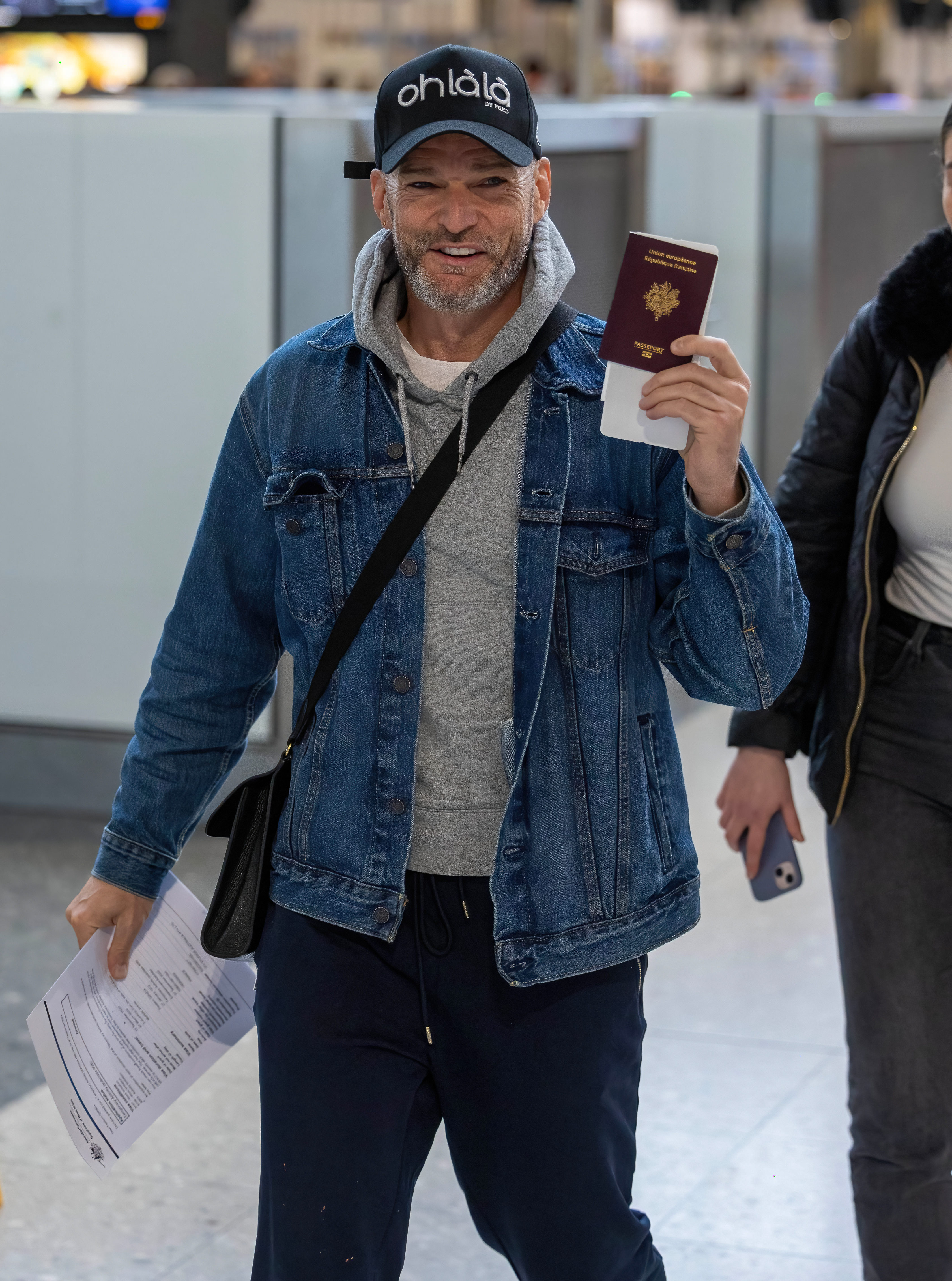 Fred Sirieix zeigt seinen französischen Pass und sein australisches Visum auf dem Weg zu seinem Flug nach Australien