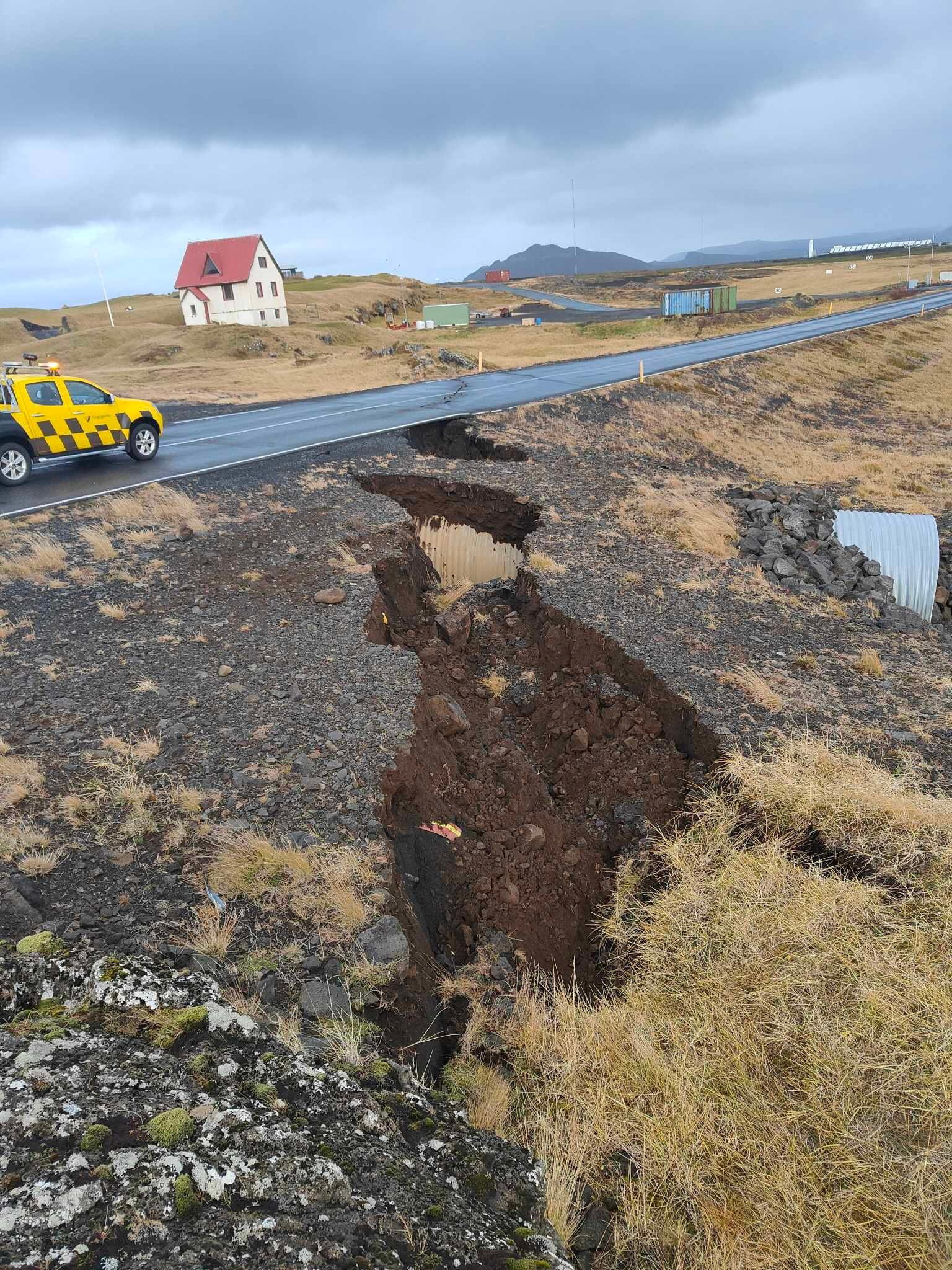Aufgrund vulkanischer Aktivität in der Nähe von Grindavik, Island, entstanden Risse auf einer Straße