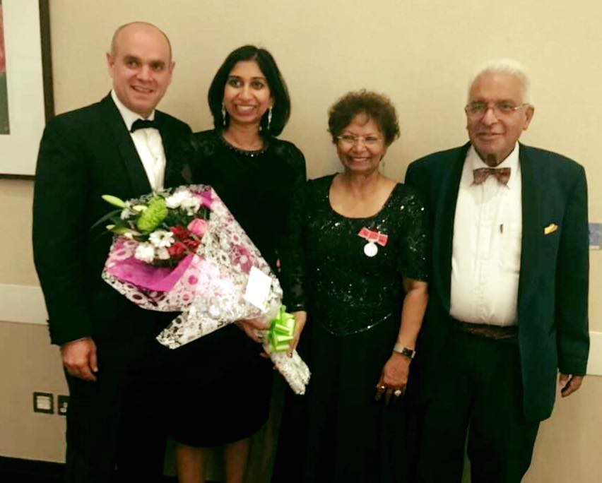 Suella Braverman mit Ehemann Rael (links) und ihren Eltern Uma und Christie Fernandes (rechts)