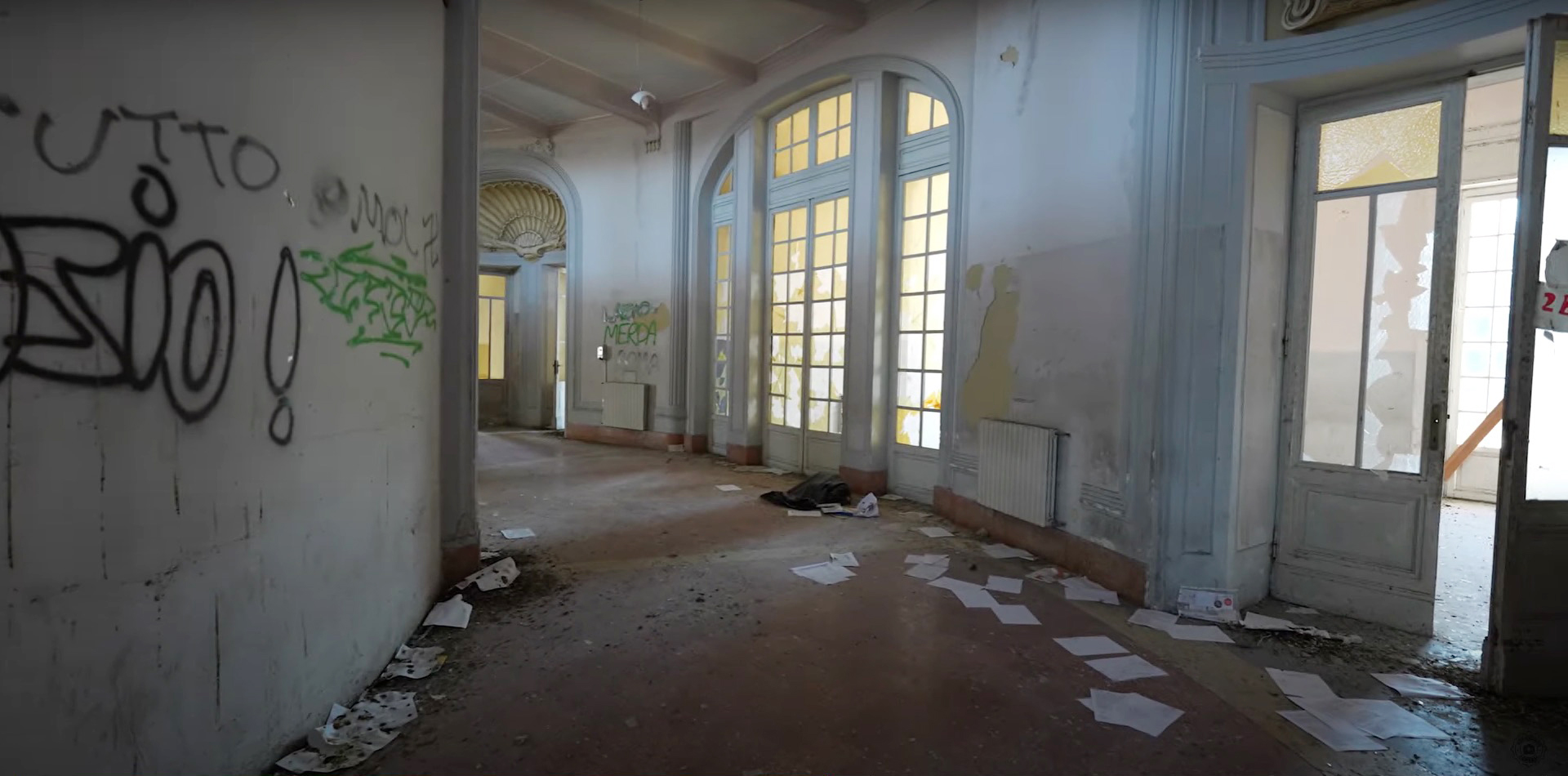 Graffiti, kaputte Türen und unerwünschte Papierstücke haben das einst luxuriöse Gebäude zerstört