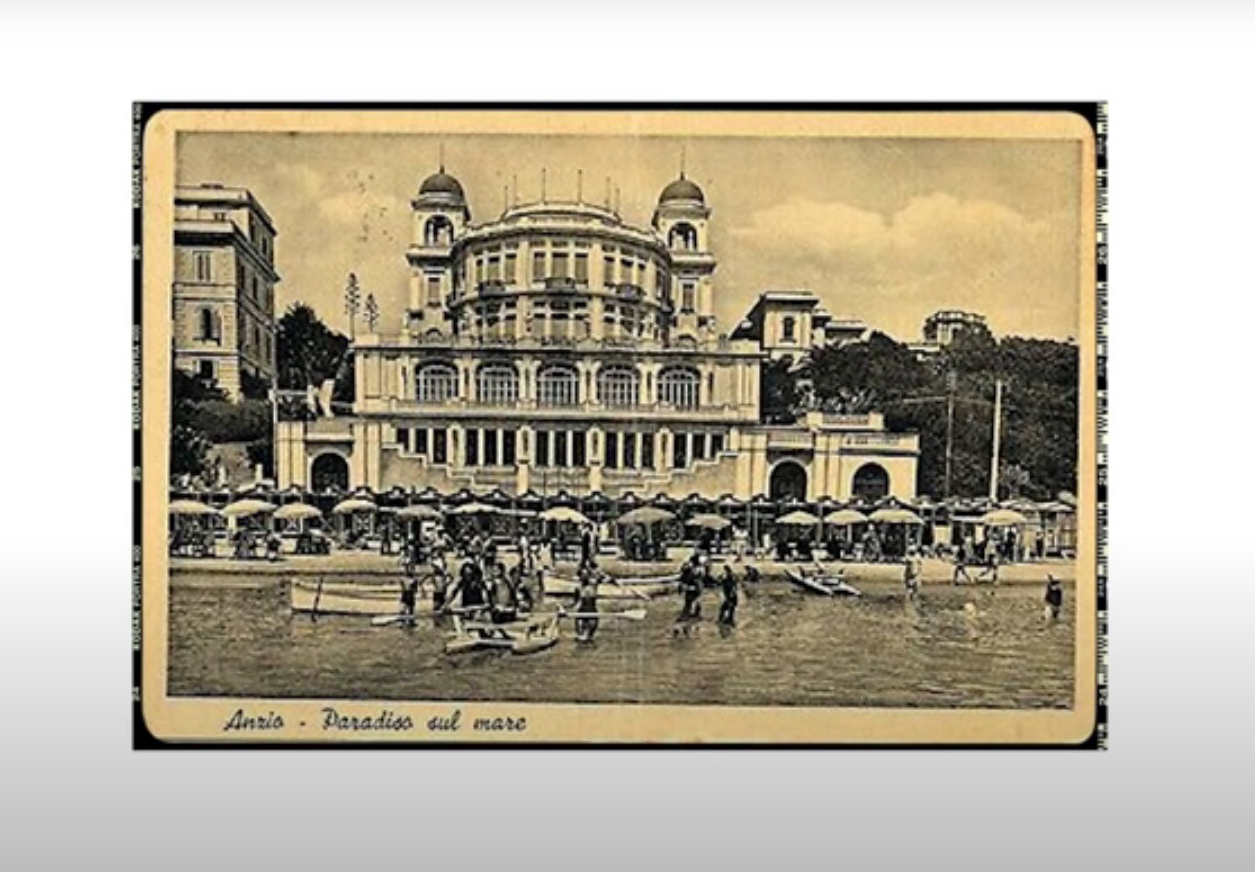 Die ursprüngliche geschäftige Küstenstadt, in der der Palast 1919 erstmals entworfen wurde