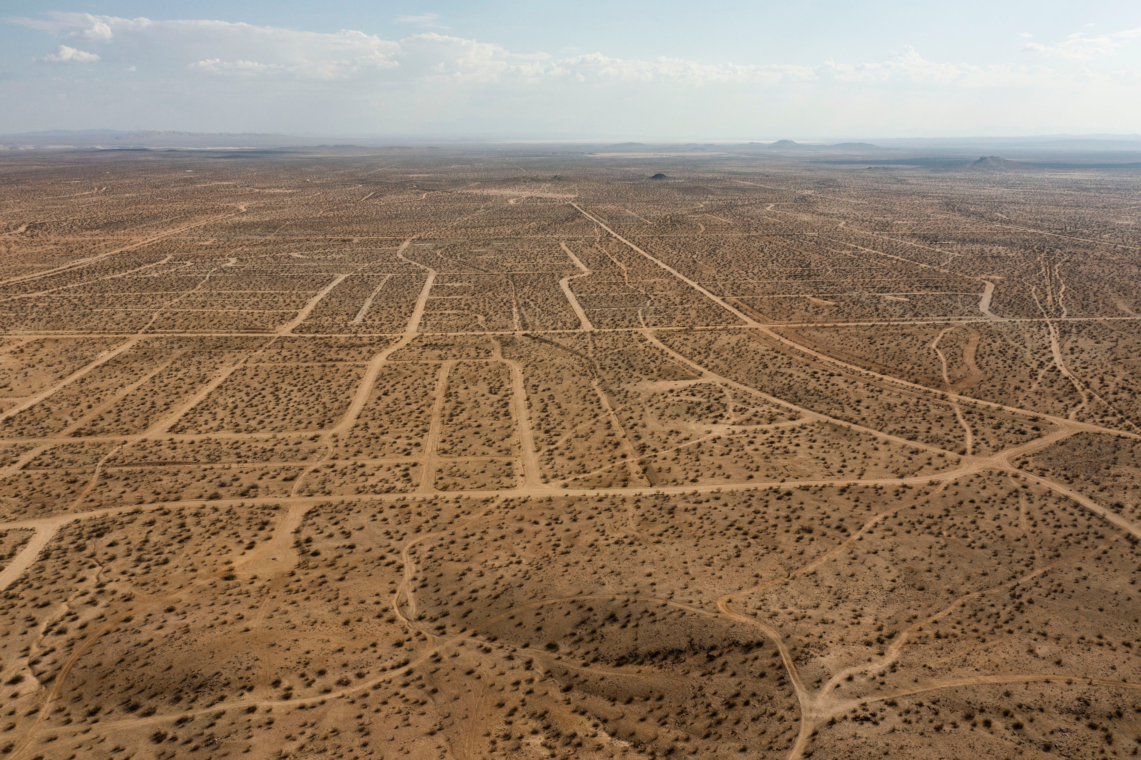 California City hatte Straßen und Wege, einige mit Namen und Schildern, aber keine Menschen oder Gebäude mitten in der Mojave-Wüste