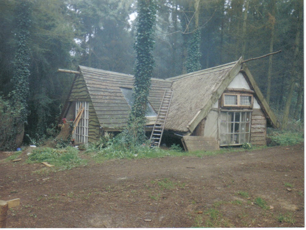 Sie tauschten ihr Haus mit fünf Schlafzimmern und einer Innentoilette gegen ein bescheidenes Leben in den Wäldern von Somerset