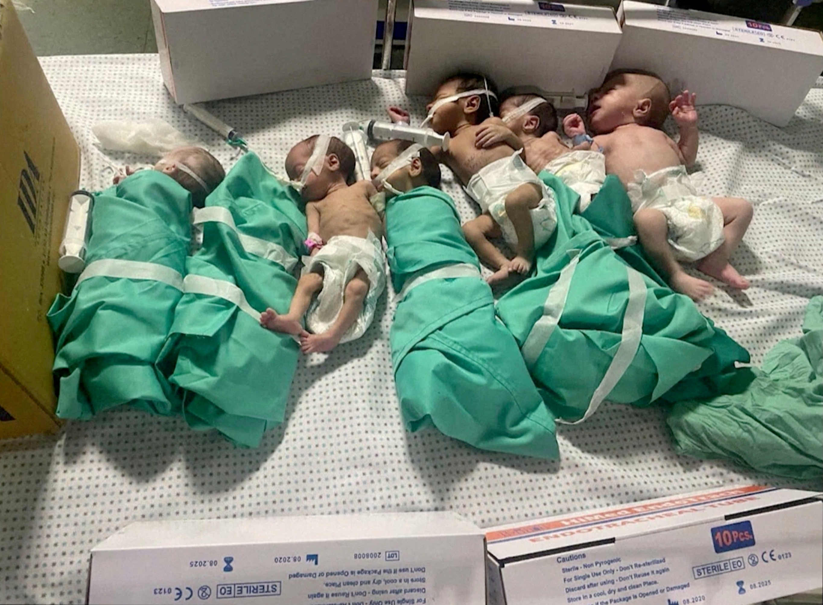 Neugeborene im Al-Shifa-Krankenhaus, die aus den Brutkästen genommen wurden, nachdem der Treibstoff ausgegangen war
