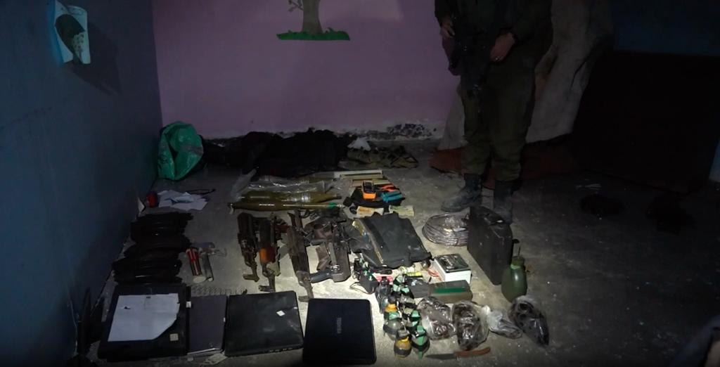 Die IDF gab an, im Keller des Krankenhauses Handgranaten, Laptops, Sprengstoff und RPG-Raketen gefunden zu haben