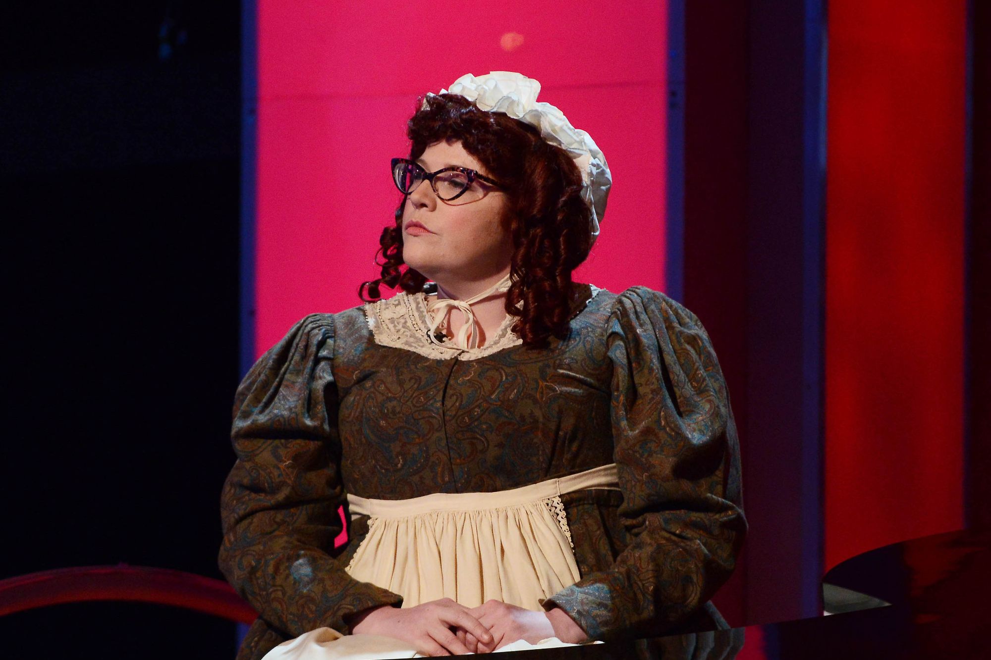 Jenny Ryan von The Chase als Mrs. Cratchit in der TV-Serie „A Christmas Chase Celebrity Special“.