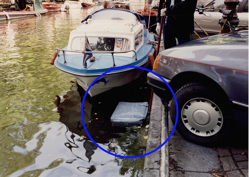 In diesem Koffer wurde der Oberkörper eines Opfers in einem Amsterdamer Kanal gefunden