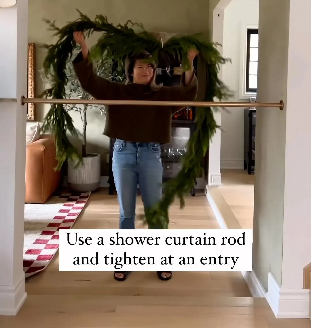 Wendy benutzte eine alte Duschvorhangstange, um ihre festliche Dekoration in ihrer Tür aufzuhängen, ohne Löcher bohren zu müssen